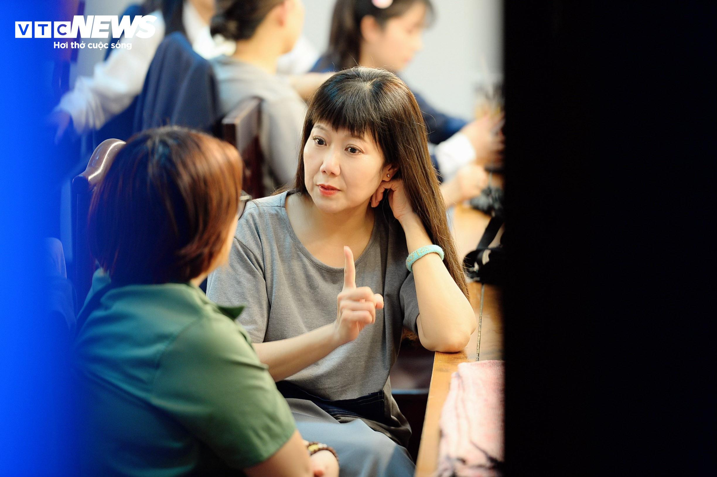 Phía sau cánh gà: Một buổi diễn ở sân khấu kịch của Hương Tươi diễn ra thế nào? - 13