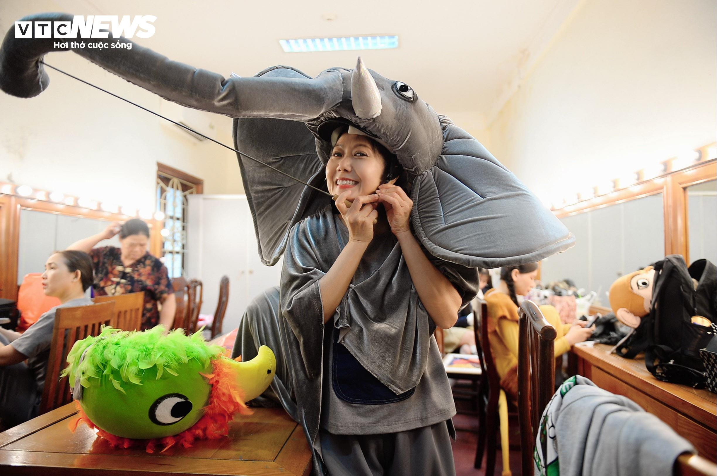 Phía sau cánh gà: Một buổi diễn ở sân khấu kịch của Hương Tươi diễn ra thế nào? - 7