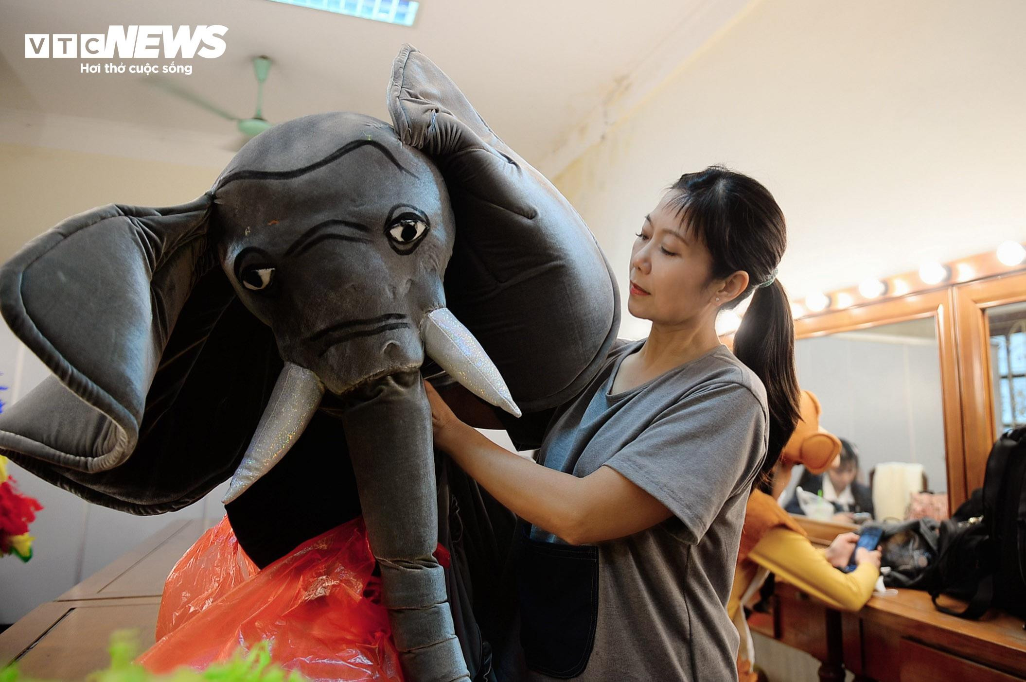 Phía sau cánh gà: Một buổi diễn ở sân khấu kịch của Hương Tươi diễn ra thế nào? - 6