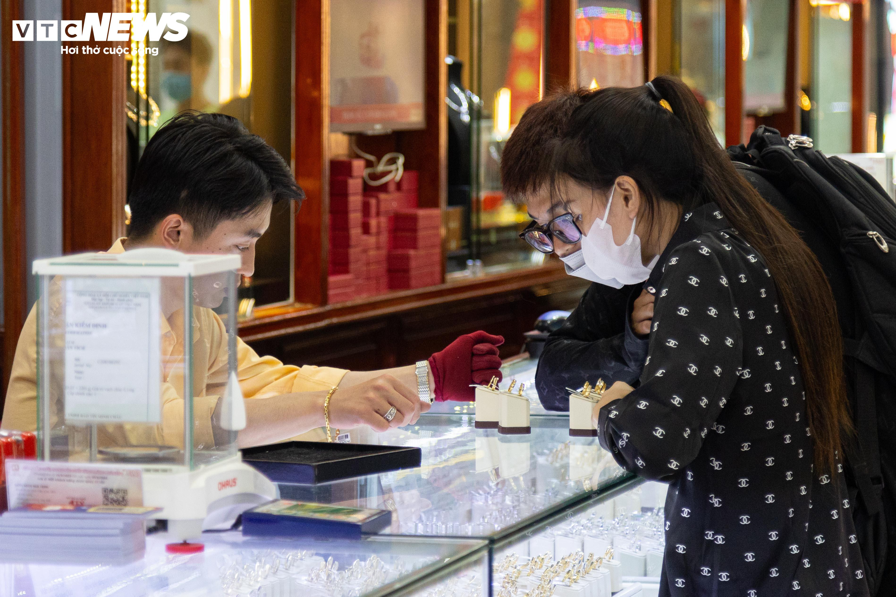 Giá vàng biến động mạnh, cửa hàng ở Hà Nội nhiều lúc ngừng bán - 6