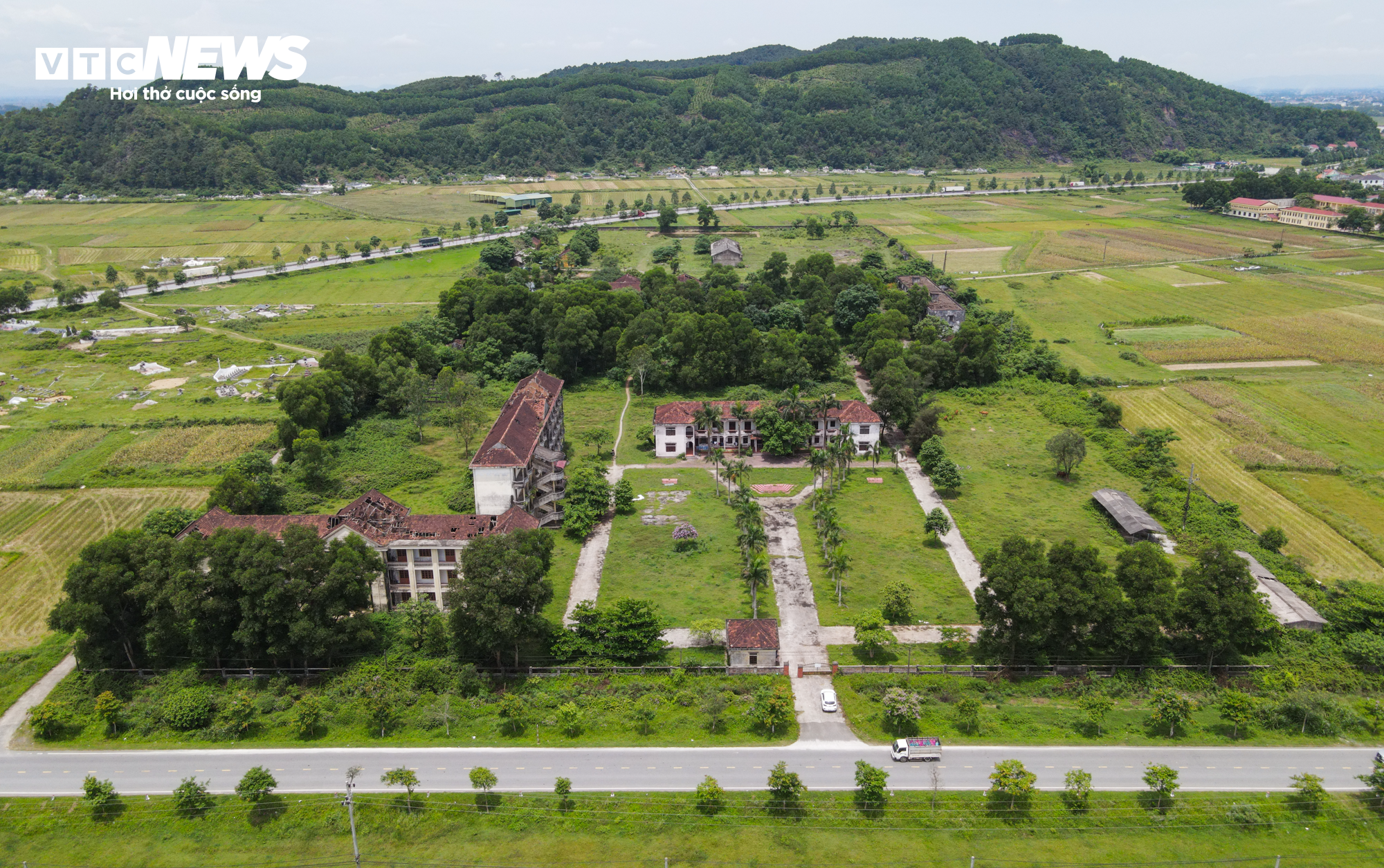 Trường trung cấp gần 20 tỷ đồng nằm ‘phơi sương’ ở Hà Tĩnh - 1