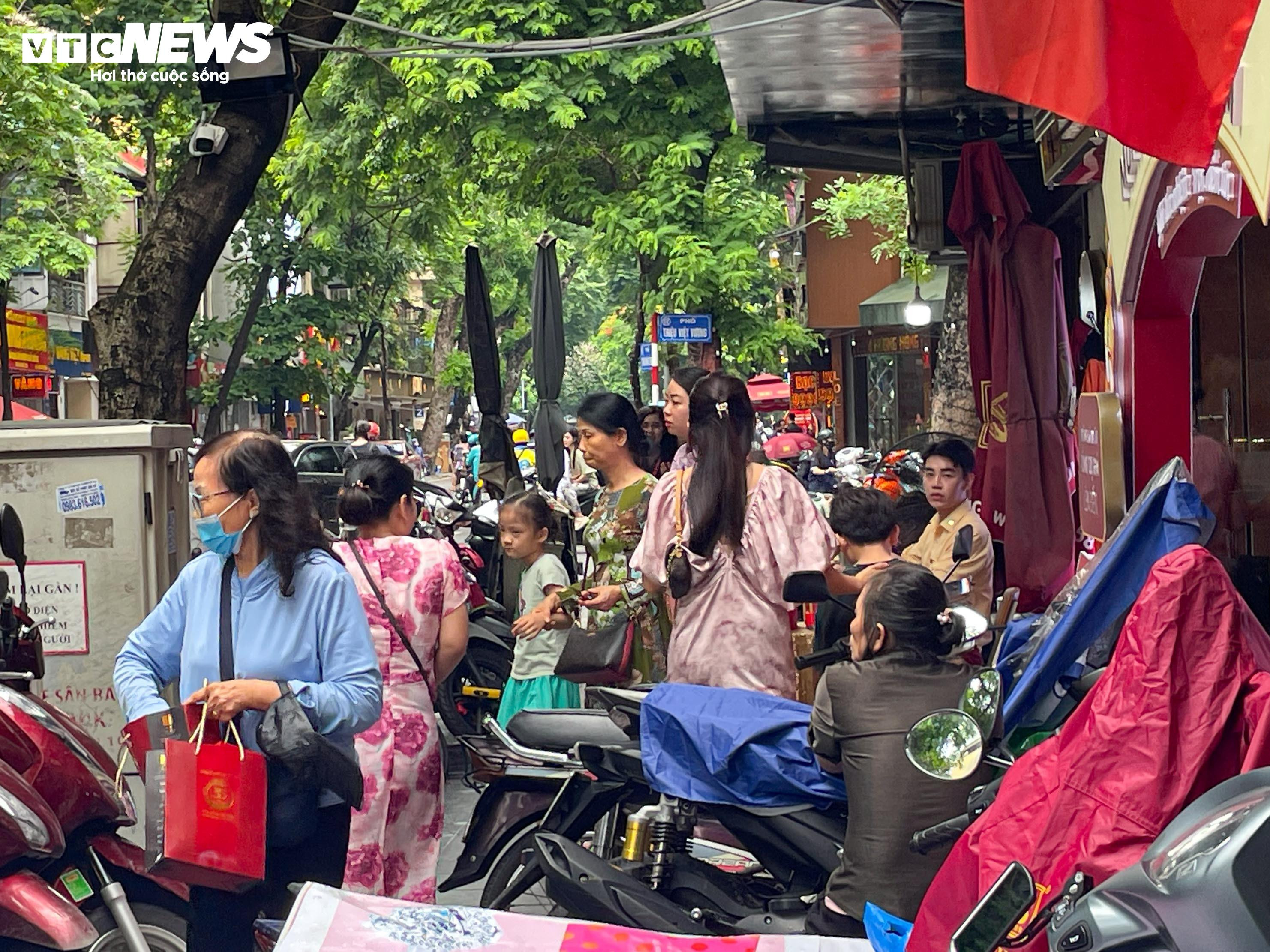 Giá vàng biến động mạnh, cửa hàng ở Hà Nội nhiều lúc ngừng bán - 3