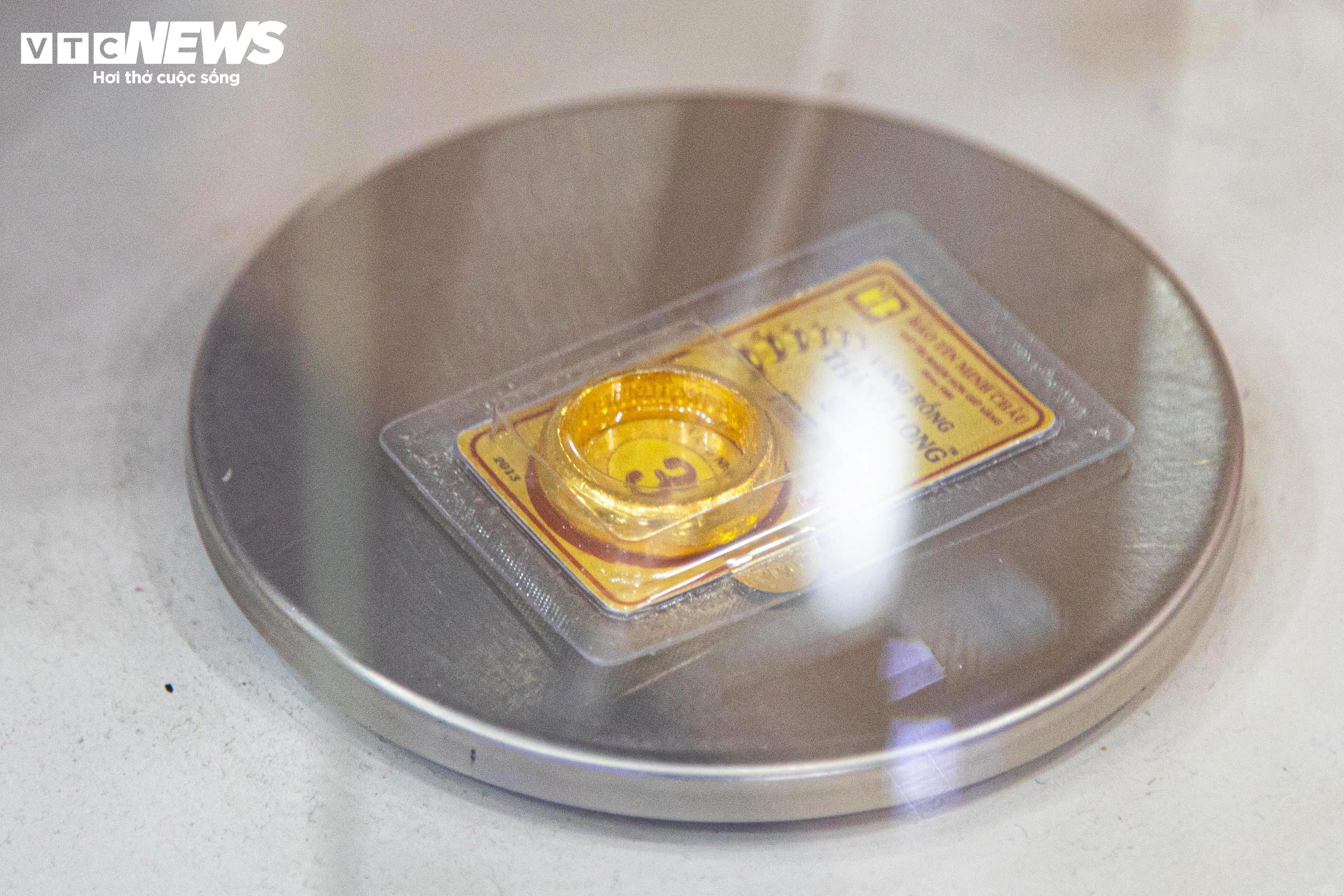 Giá vàng biến động mạnh, cửa hàng ở Hà Nội nhiều lúc ngừng bán - 10