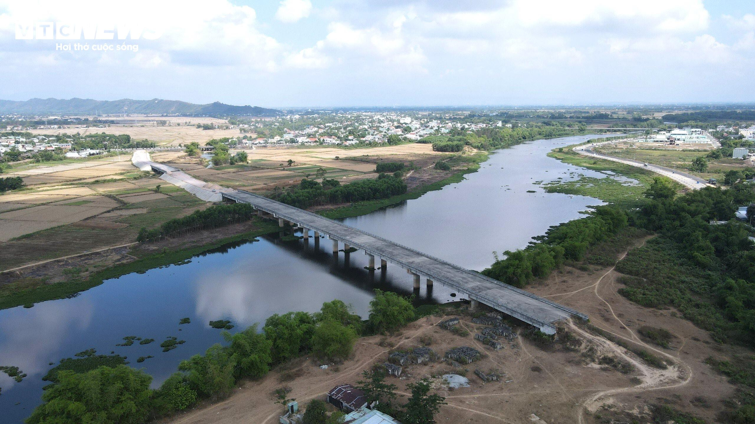 Cầu trăm tỷ đồng ở Quảng Nam 'đắp chiếu' cả năm trời để chờ đường dẫn - 1