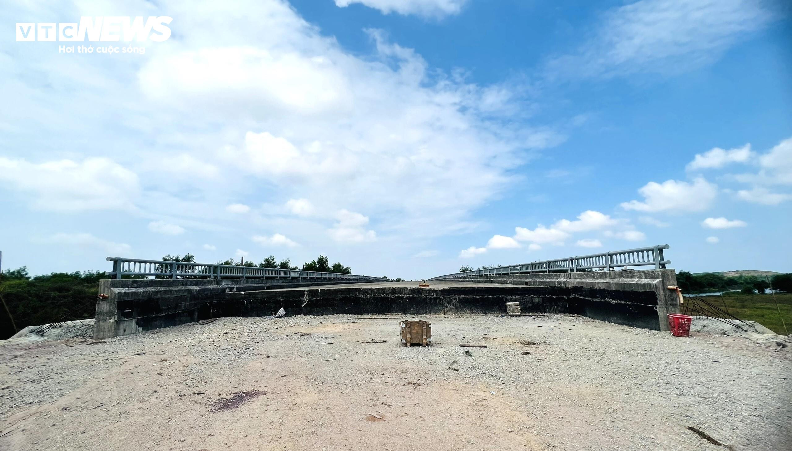 Cầu trăm tỷ đồng ở Quảng Nam 'đắp chiếu' cả năm trời để chờ đường dẫn - 8