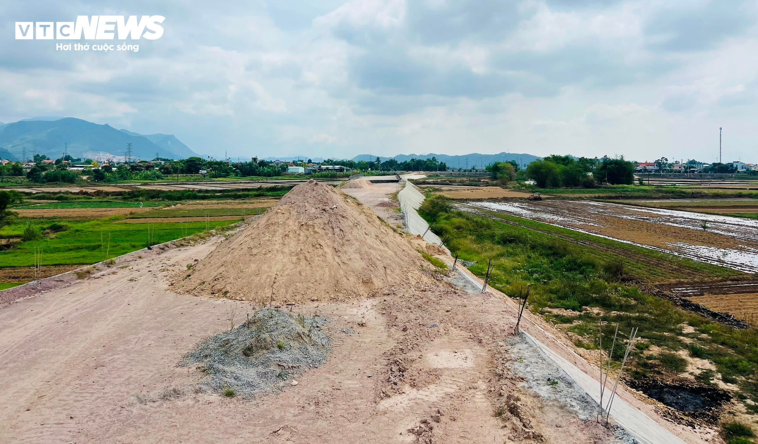 Cầu trăm tỷ đồng ở Quảng Nam 'đắp chiếu' cả năm trời để chờ đường dẫn - 6