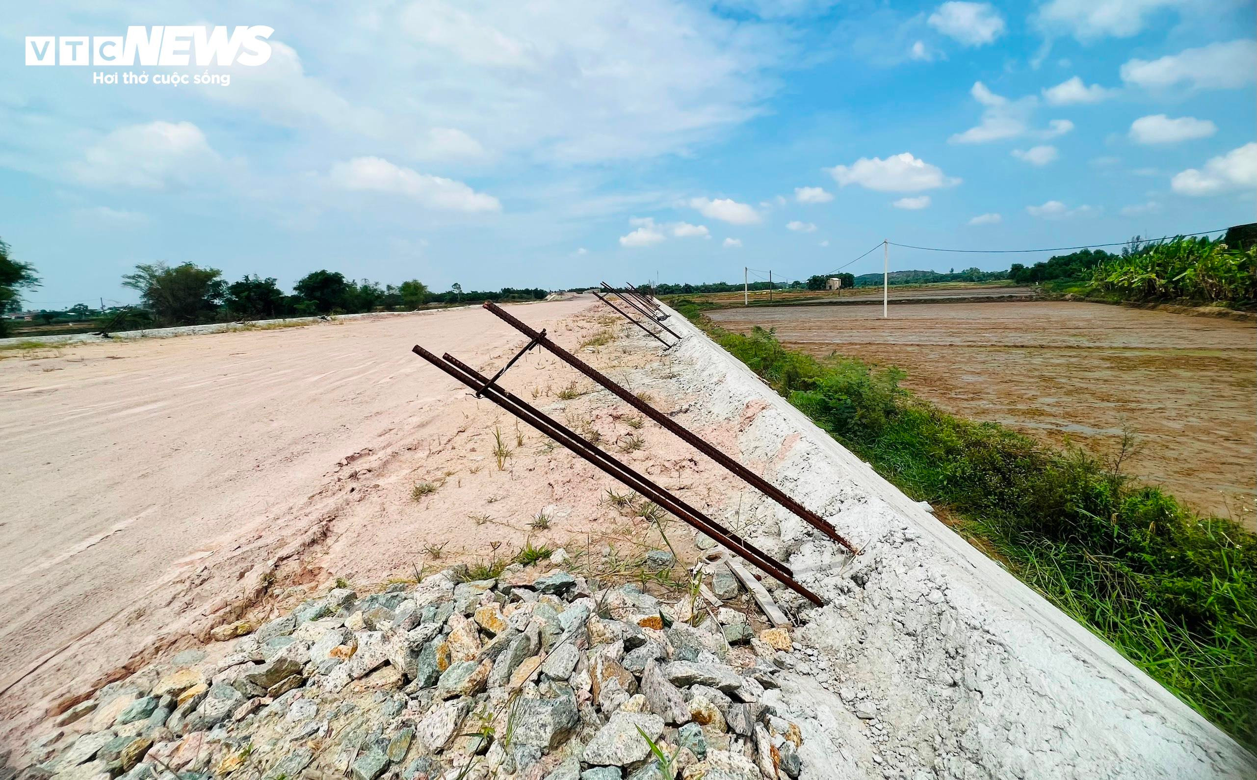 Cầu trăm tỷ đồng ở Quảng Nam 'đắp chiếu' cả năm trời để chờ đường dẫn - 7