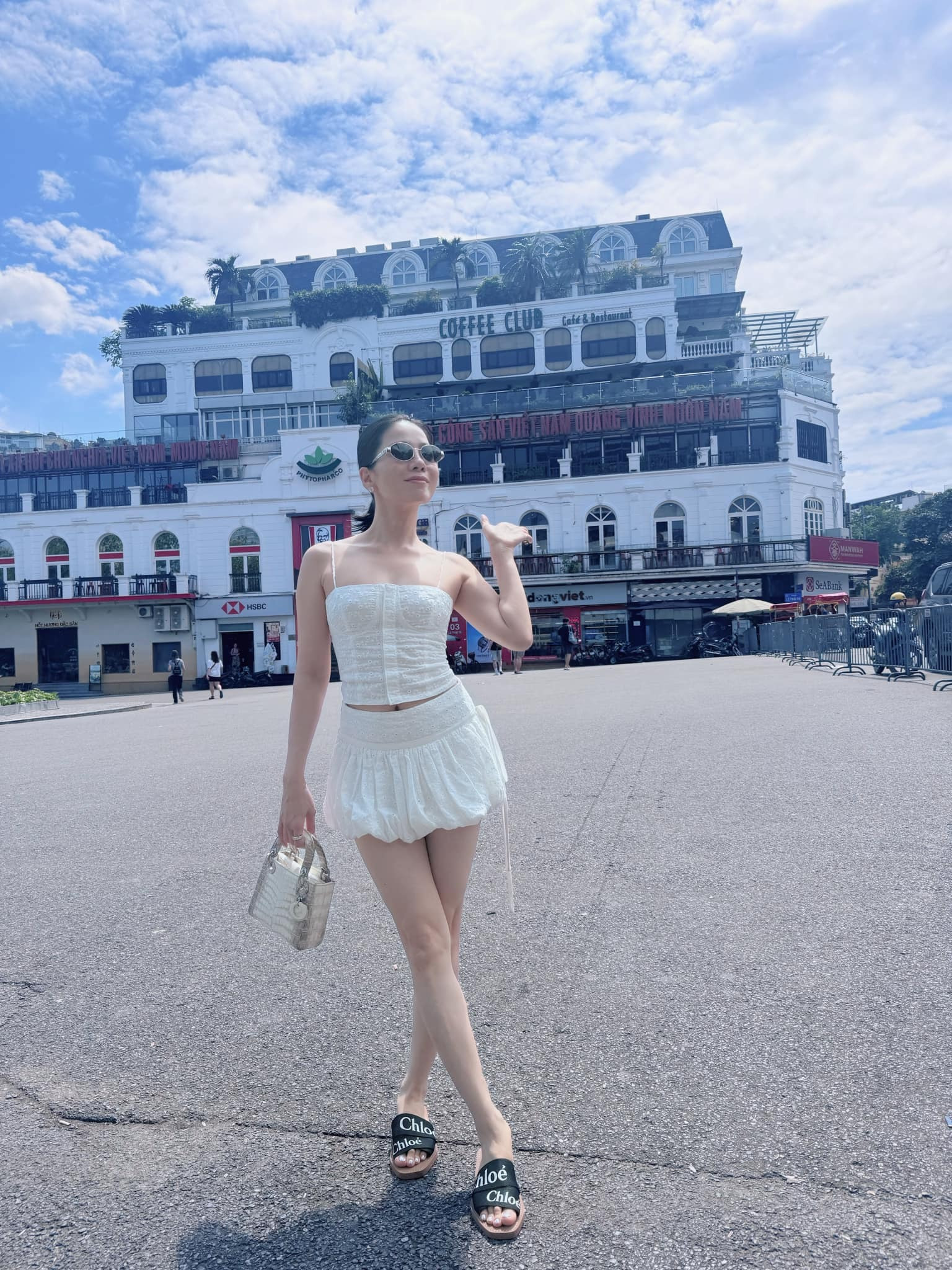 Sao Việt 3/6: Lệ Quyên nhắc chuyện chia tay, Bằng Kiều tình tứ với bạn gái - 1