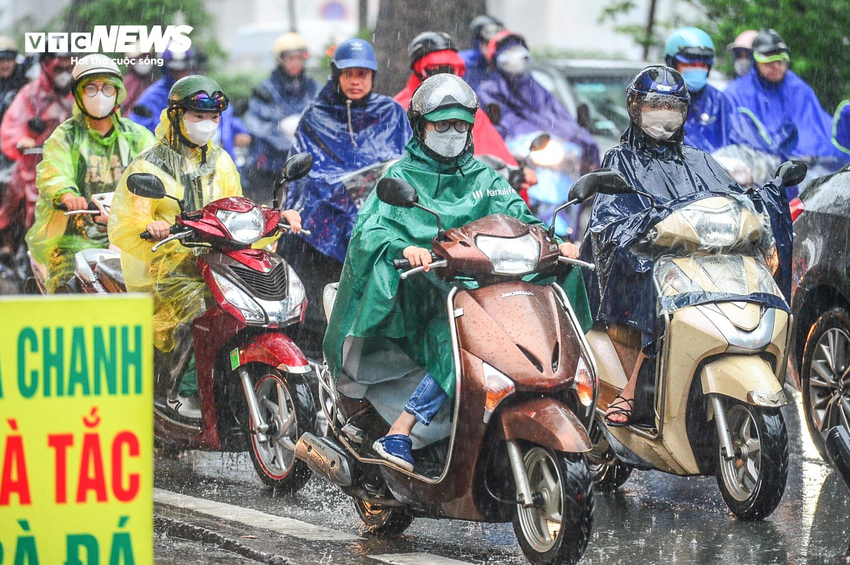 Giao thông Hà Nội hỗn loạn trong cơn mưa như trút nước - 6