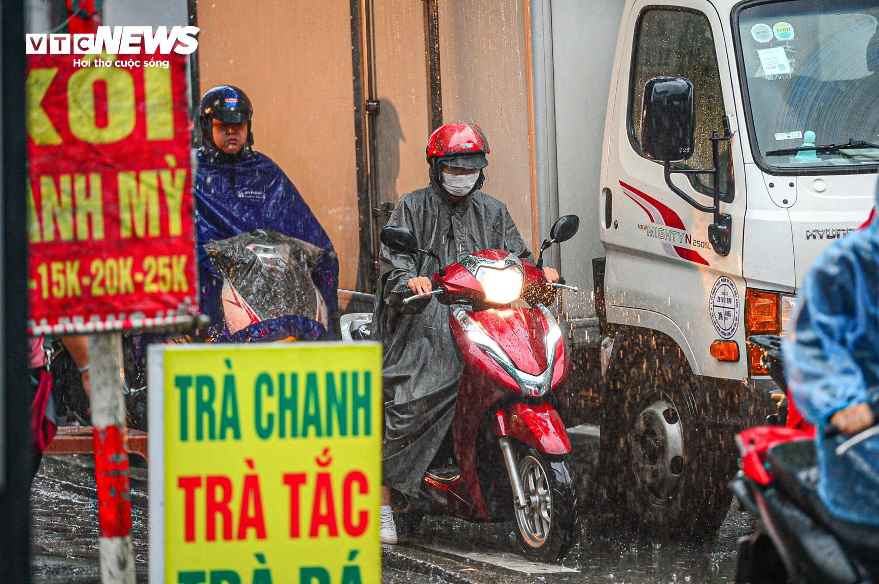 Giao thông Hà Nội hỗn loạn trong cơn mưa như trút nước - 10