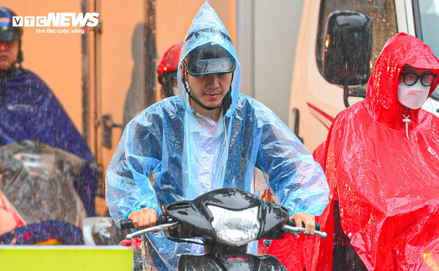 Giao thông Hà Nội hỗn loạn trong cơn mưa như trút nước - 12