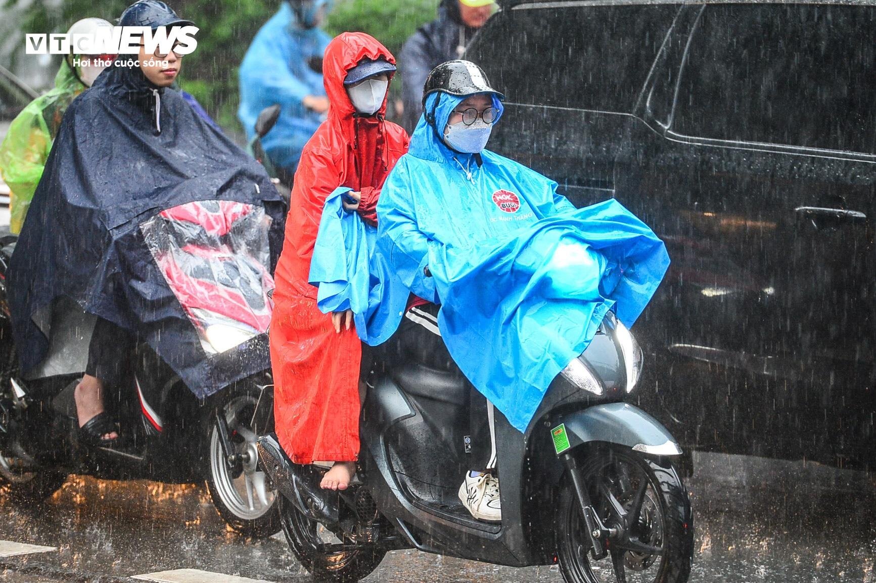 Giao thông Hà Nội hỗn loạn trong cơn mưa như trút nước - 11