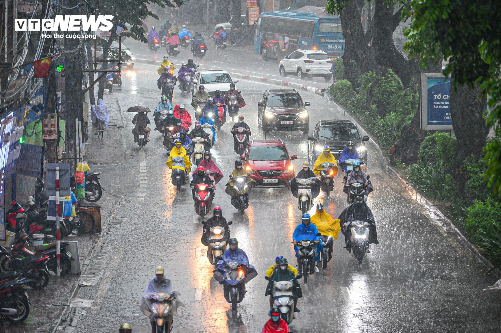 Giao thông Hà Nội hỗn loạn trong cơn mưa như trút nước - 13