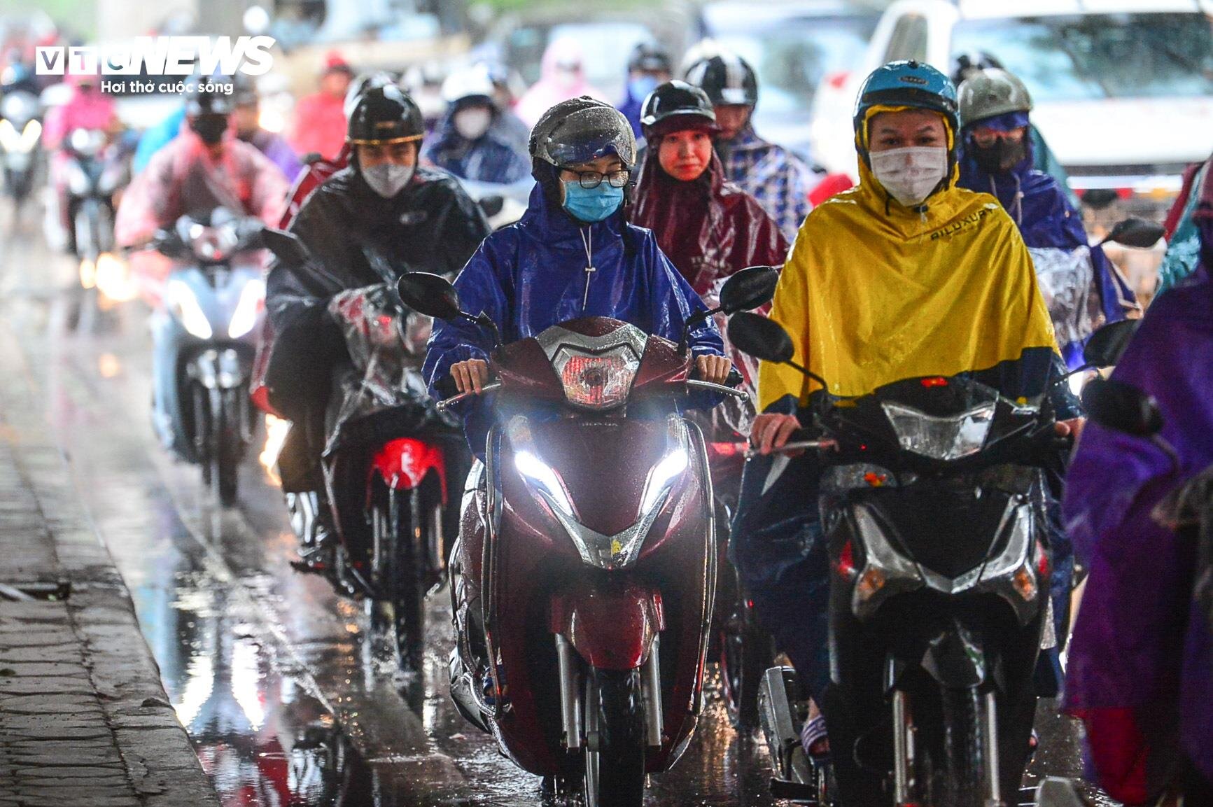 Giao thông Hà Nội hỗn loạn trong cơn mưa như trút nước - 7