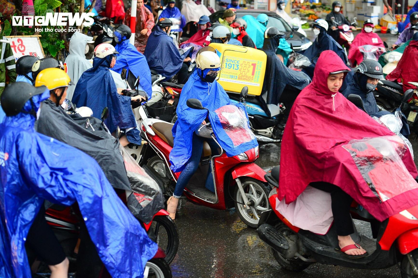 Giao thông Hà Nội hỗn loạn trong cơn mưa như trút nước - 9