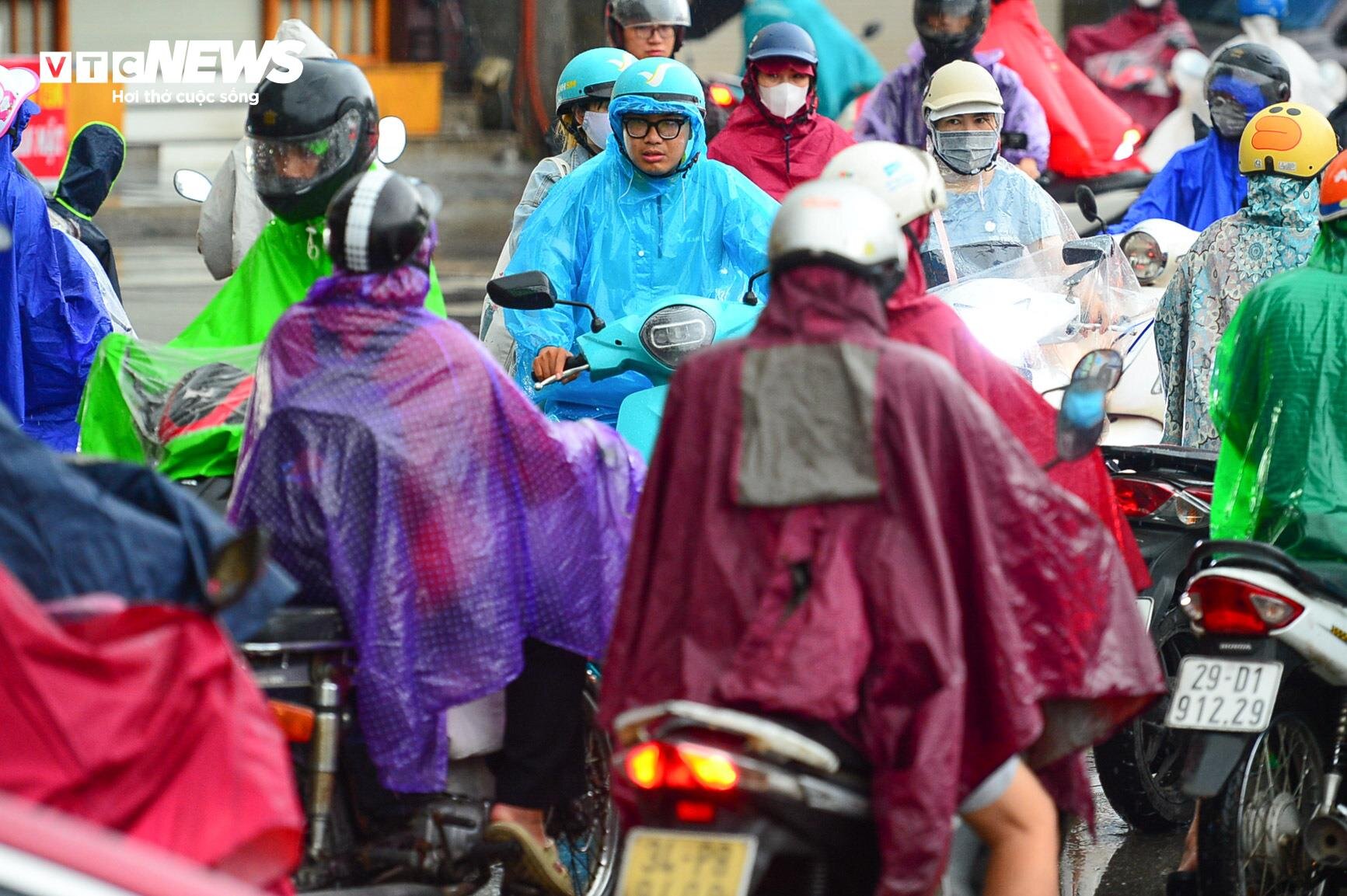 Giao thông Hà Nội hỗn loạn trong cơn mưa như trút nước - 8