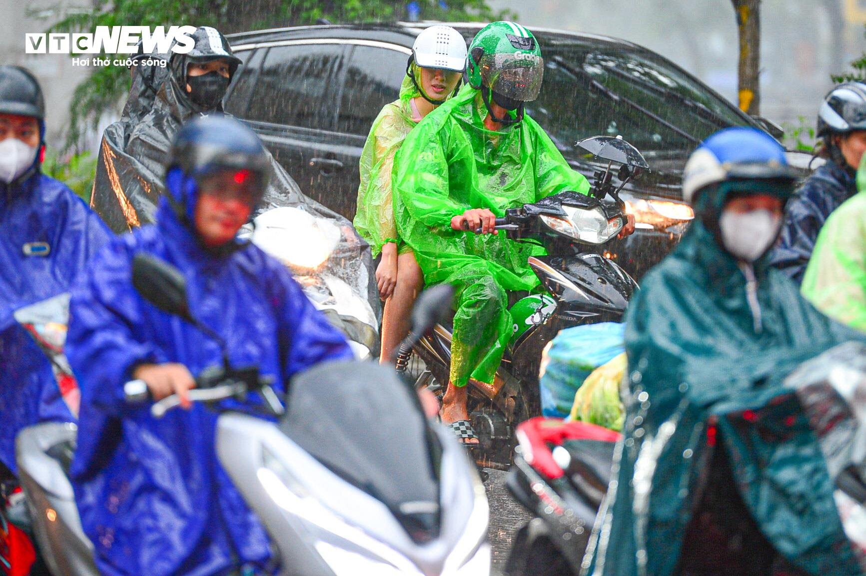 Giao thông Hà Nội hỗn loạn trong cơn mưa như trút nước - 5
