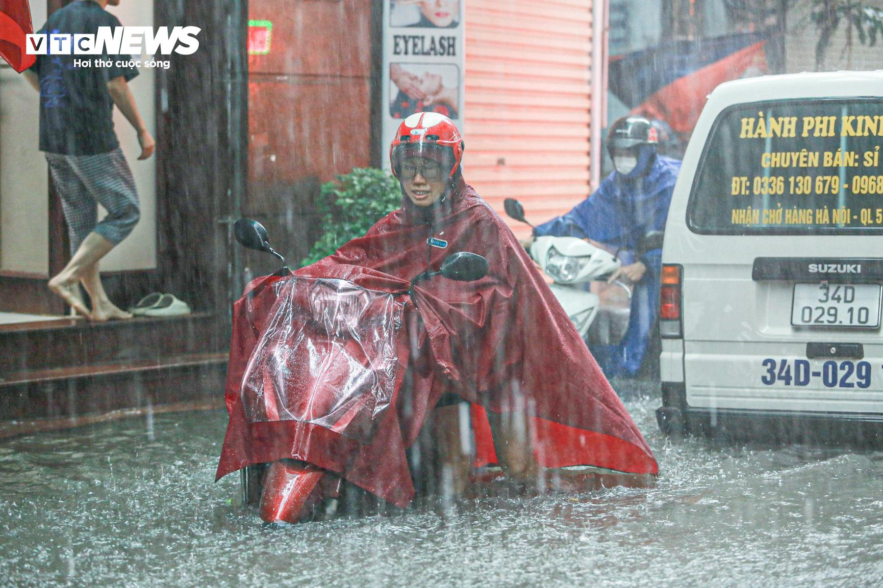 Hà Nội ngập như sông, ô tô, xe máy 'rẽ sóng' trên đường - 7