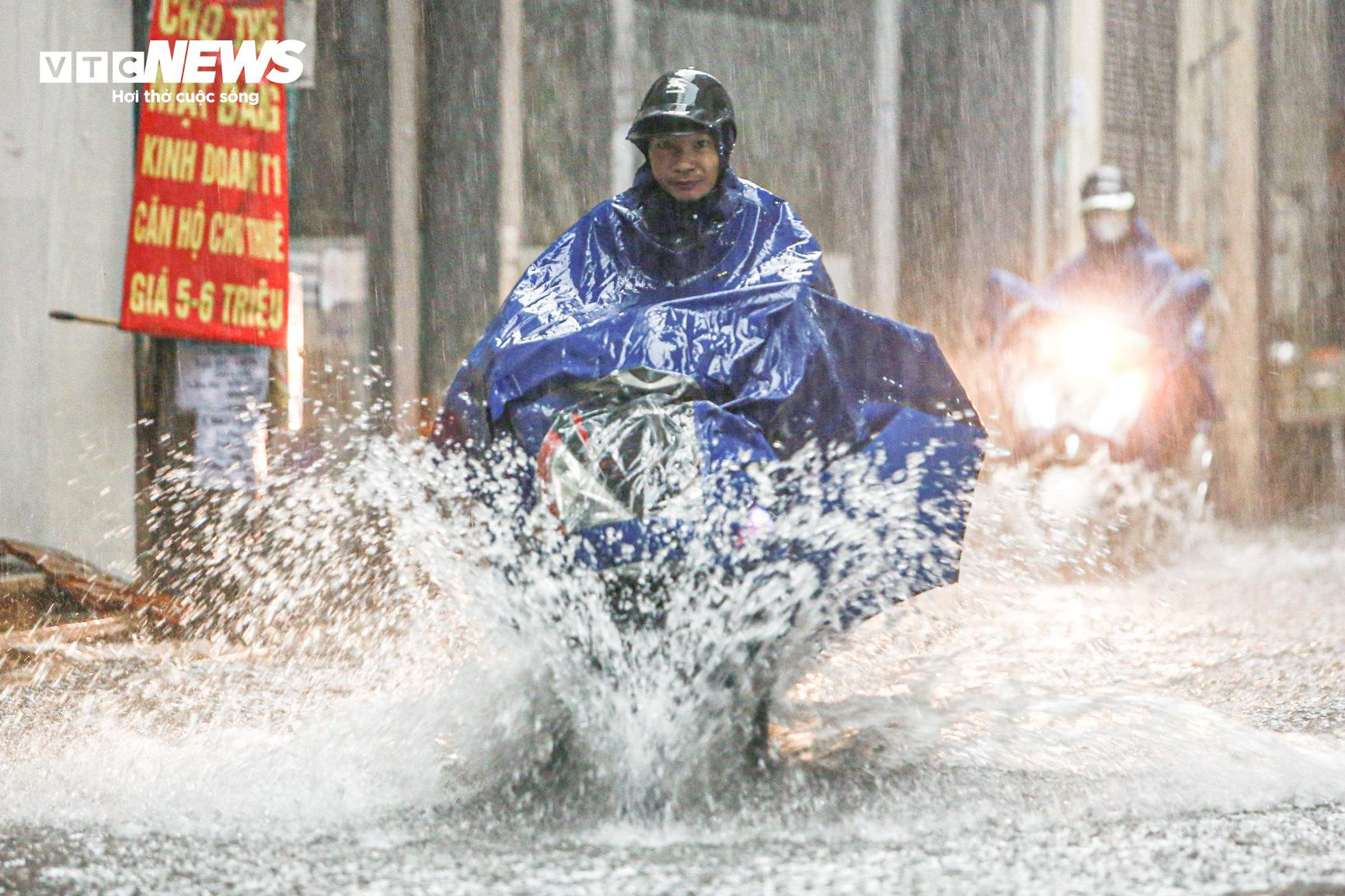 Hà Nội ngập như sông, ô tô, xe máy 'rẽ sóng' trên đường - 6