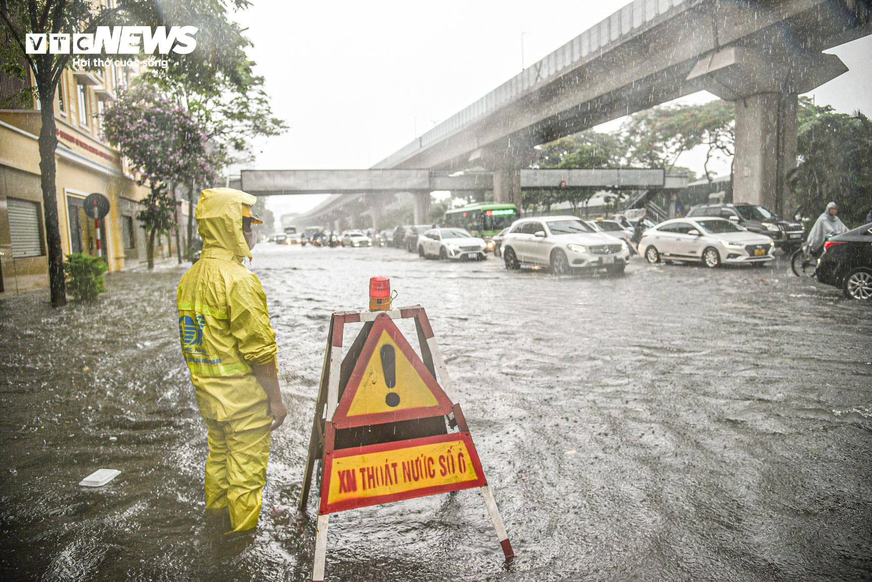 Hà Nội ngập như sông, ô tô, xe máy 'rẽ sóng' trên đường - 3