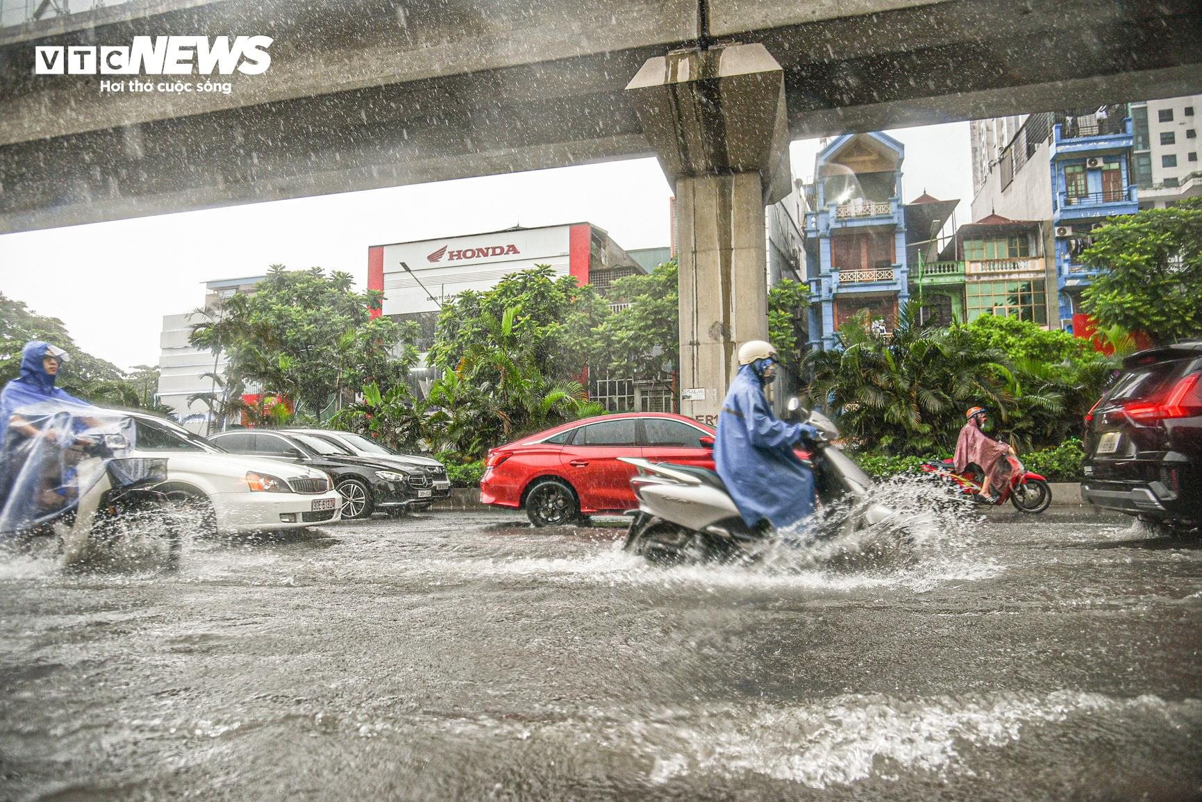 Hà Nội ngập như sông, ô tô, xe máy 'rẽ sóng' trên đường - 4