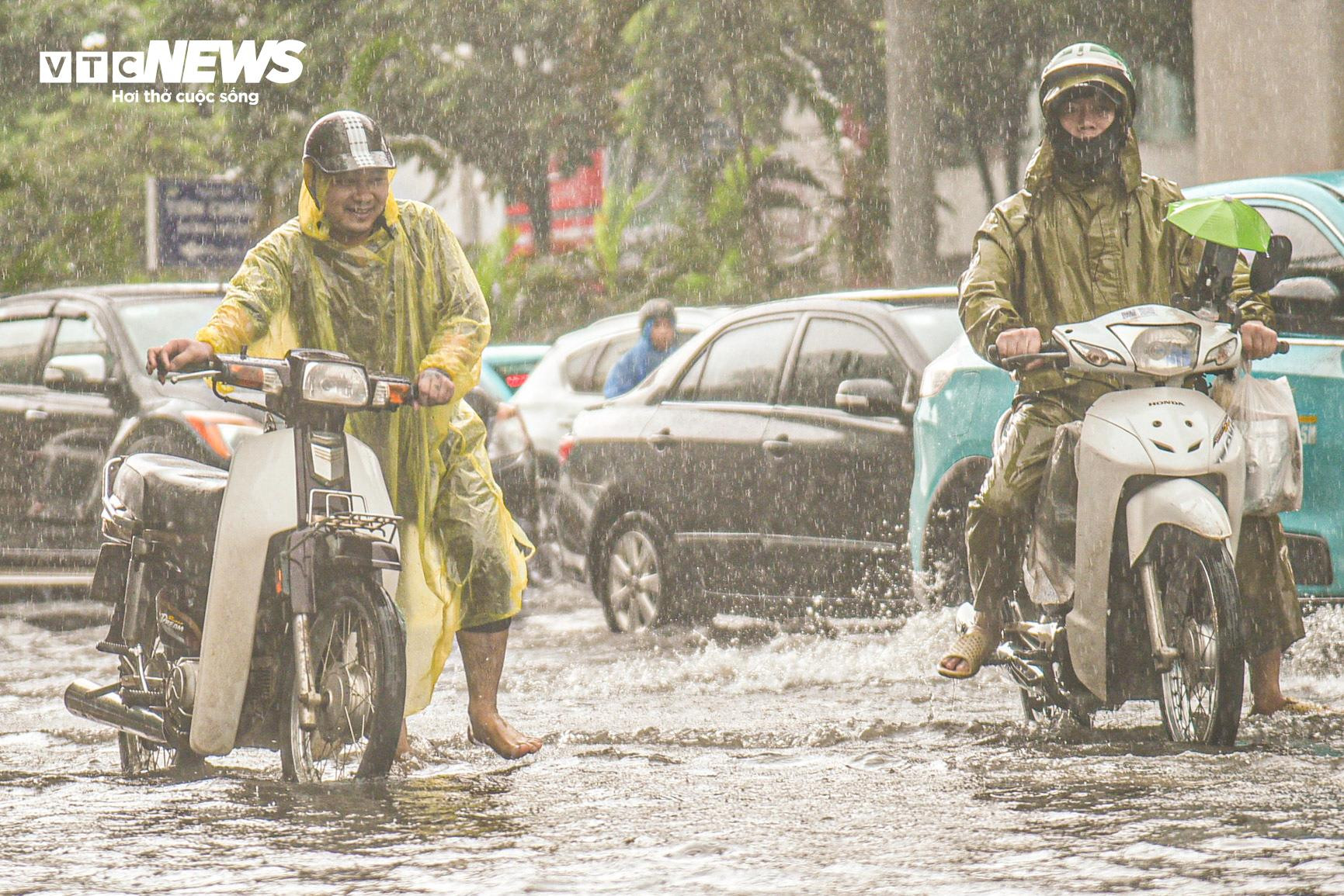 Hà Nội ngập như sông, ô tô, xe máy 'rẽ sóng' trên đường - 8