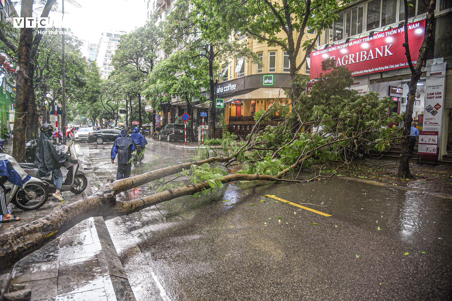 Hà Nội ngập như sông, ô tô, xe máy 'rẽ sóng' trên đường - 13