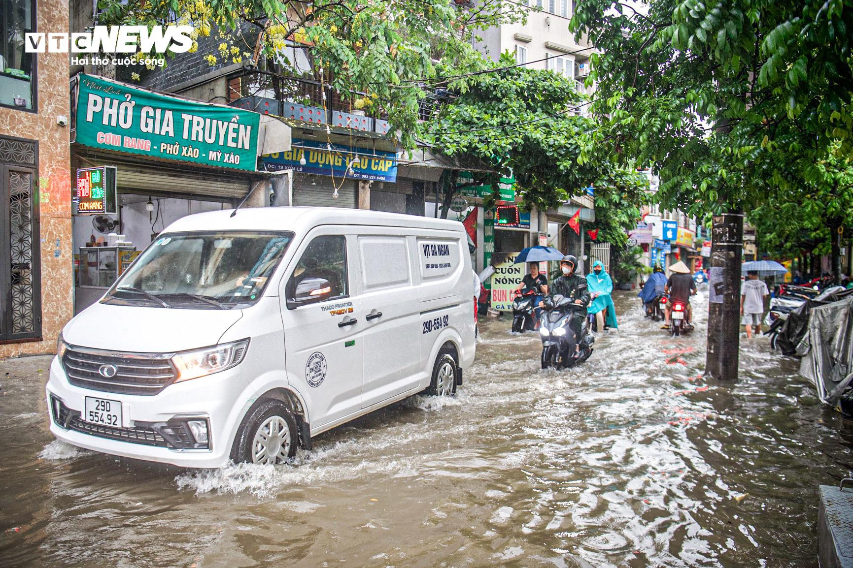 Hà Nội ngập như sông, ô tô, xe máy 'rẽ sóng' trên đường - 17