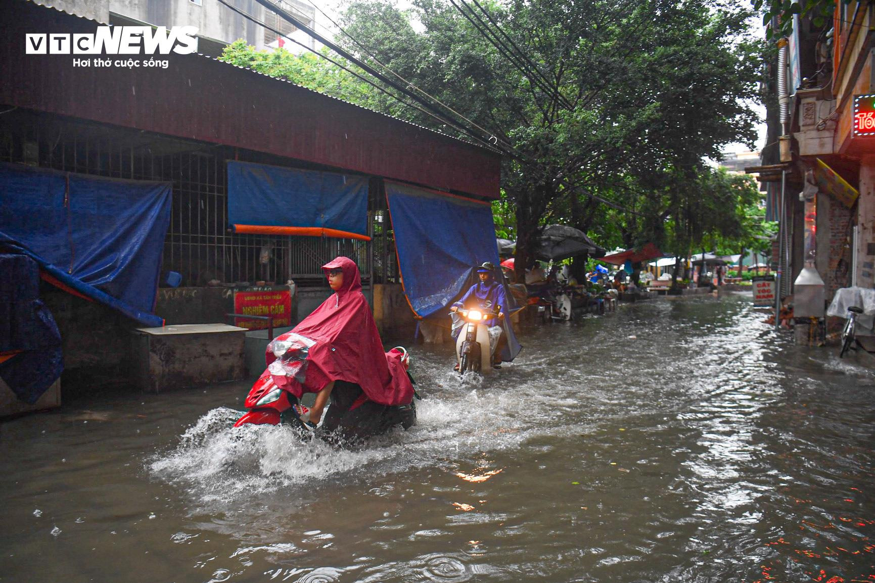 Hà Nội ngập như sông, ô tô, xe máy 'rẽ sóng' trên đường - 14