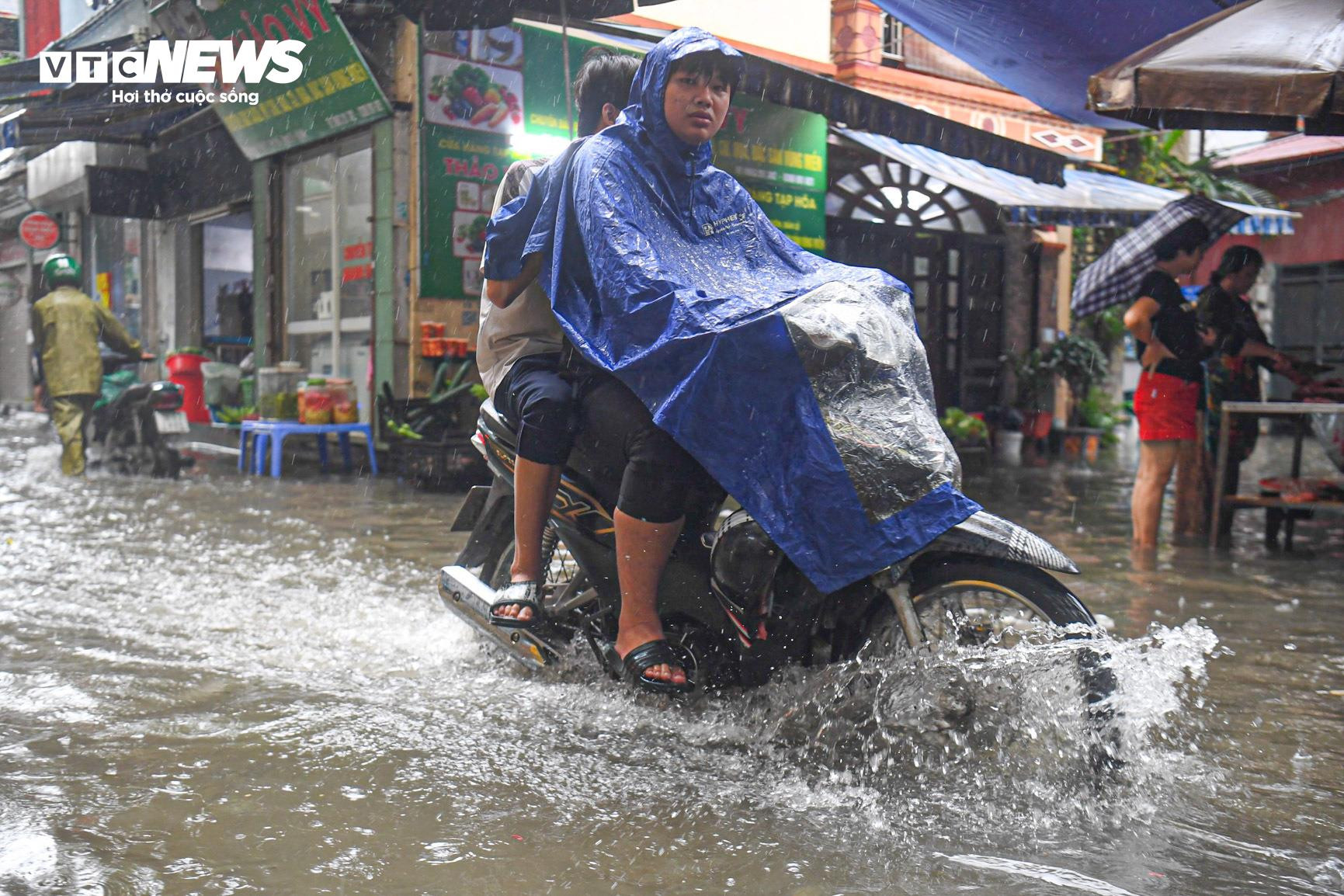 Hà Nội ngập như sông, ô tô, xe máy 'rẽ sóng' trên đường - 15