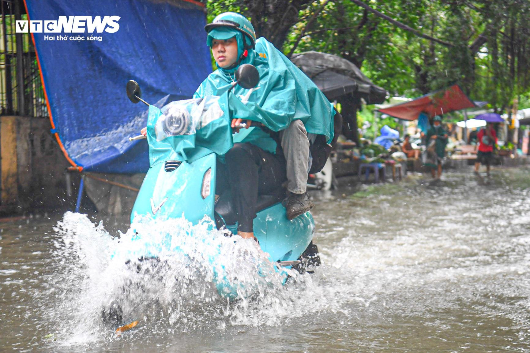 Hà Nội ngập như sông, ô tô, xe máy 'rẽ sóng' trên đường - 16