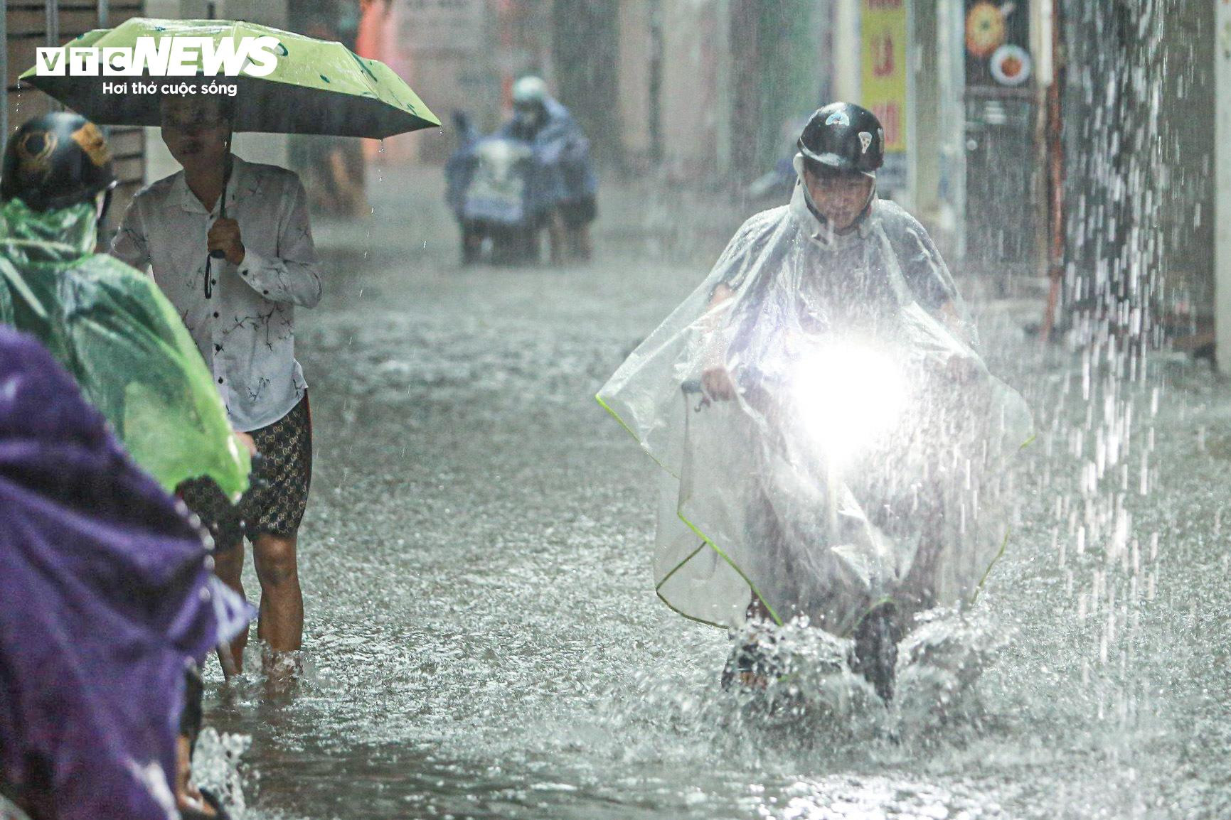 Hà Nội ngập như sông, ô tô, xe máy 'rẽ sóng' trên đường - 5