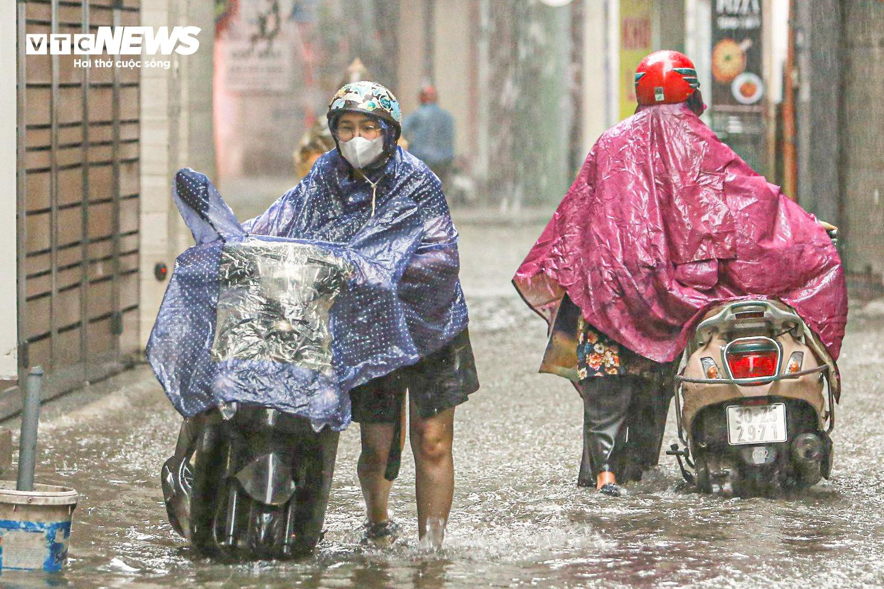 Hà Nội ngập như sông, ô tô, xe máy 'rẽ sóng' trên đường - 10