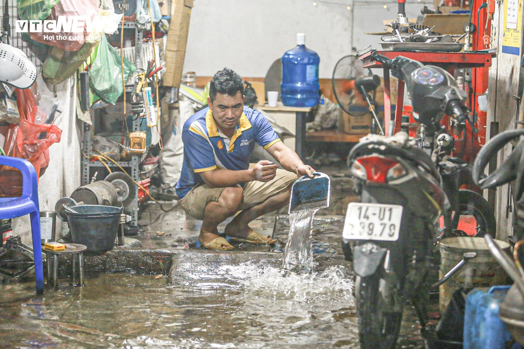 Hà Nội ngập như sông, ô tô, xe máy 'rẽ sóng' trên đường - 11