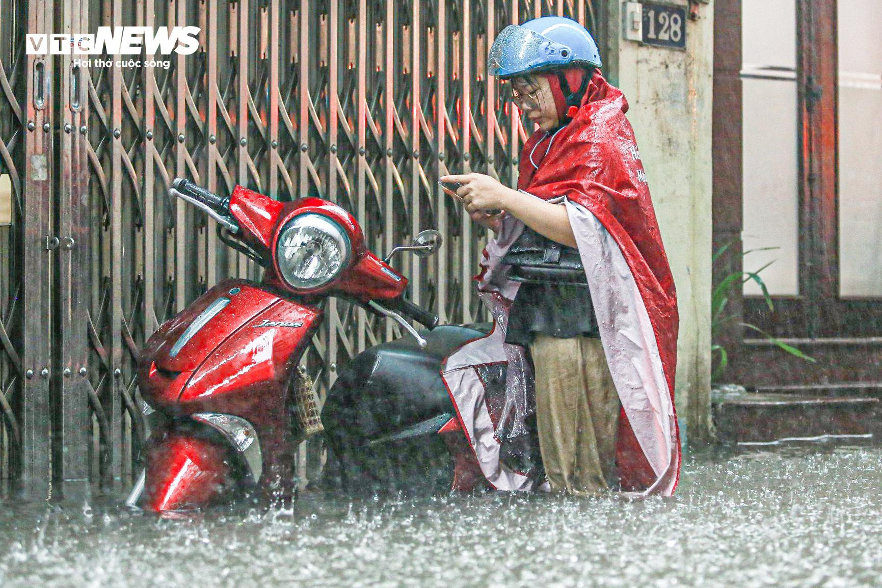 Hà Nội ngập như sông, ô tô, xe máy 'rẽ sóng' trên đường - 12