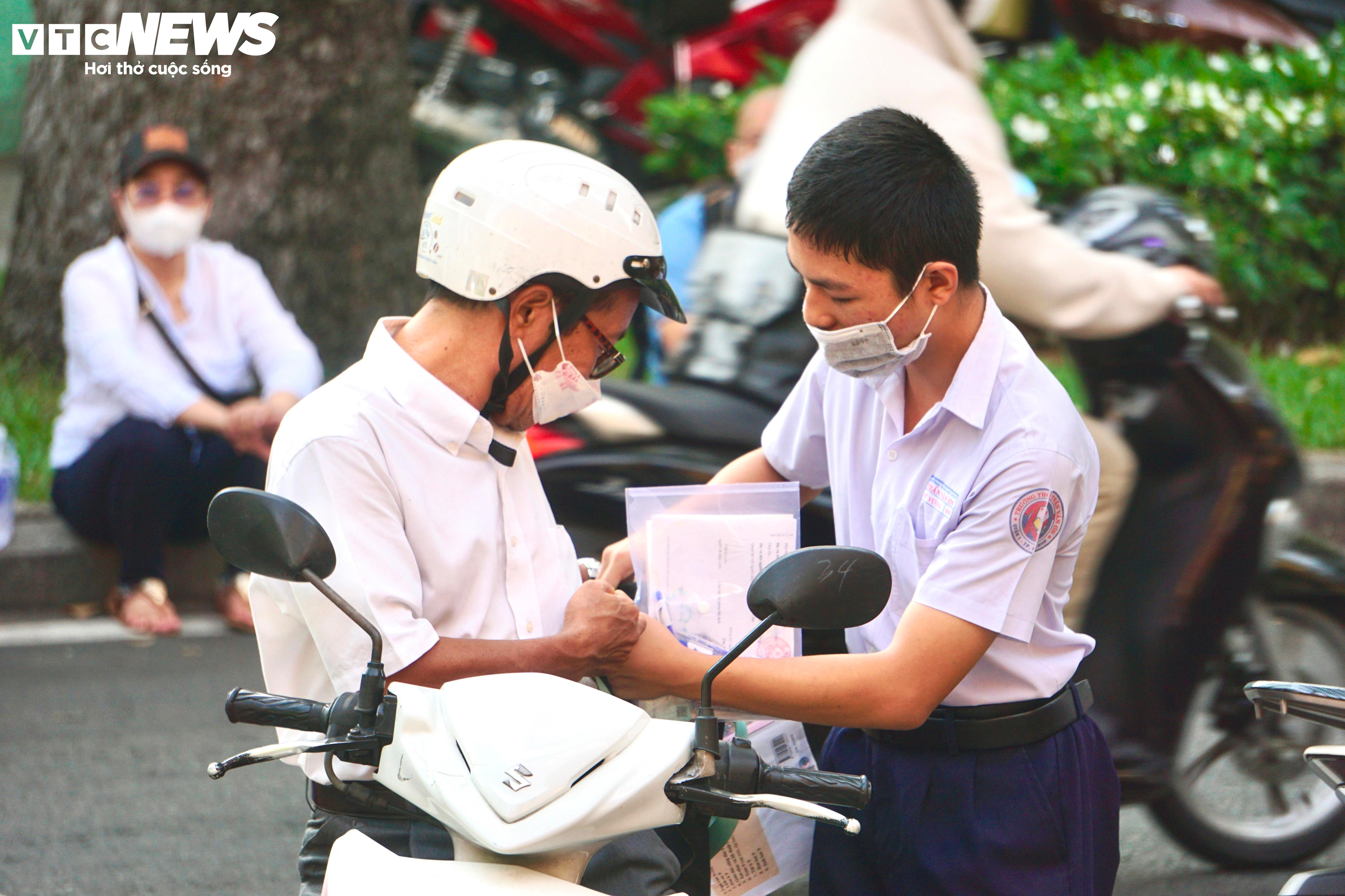 Gần 100.000 thí sinh TP.HCM thi môn đầu tiên vào lớp 10 - 16