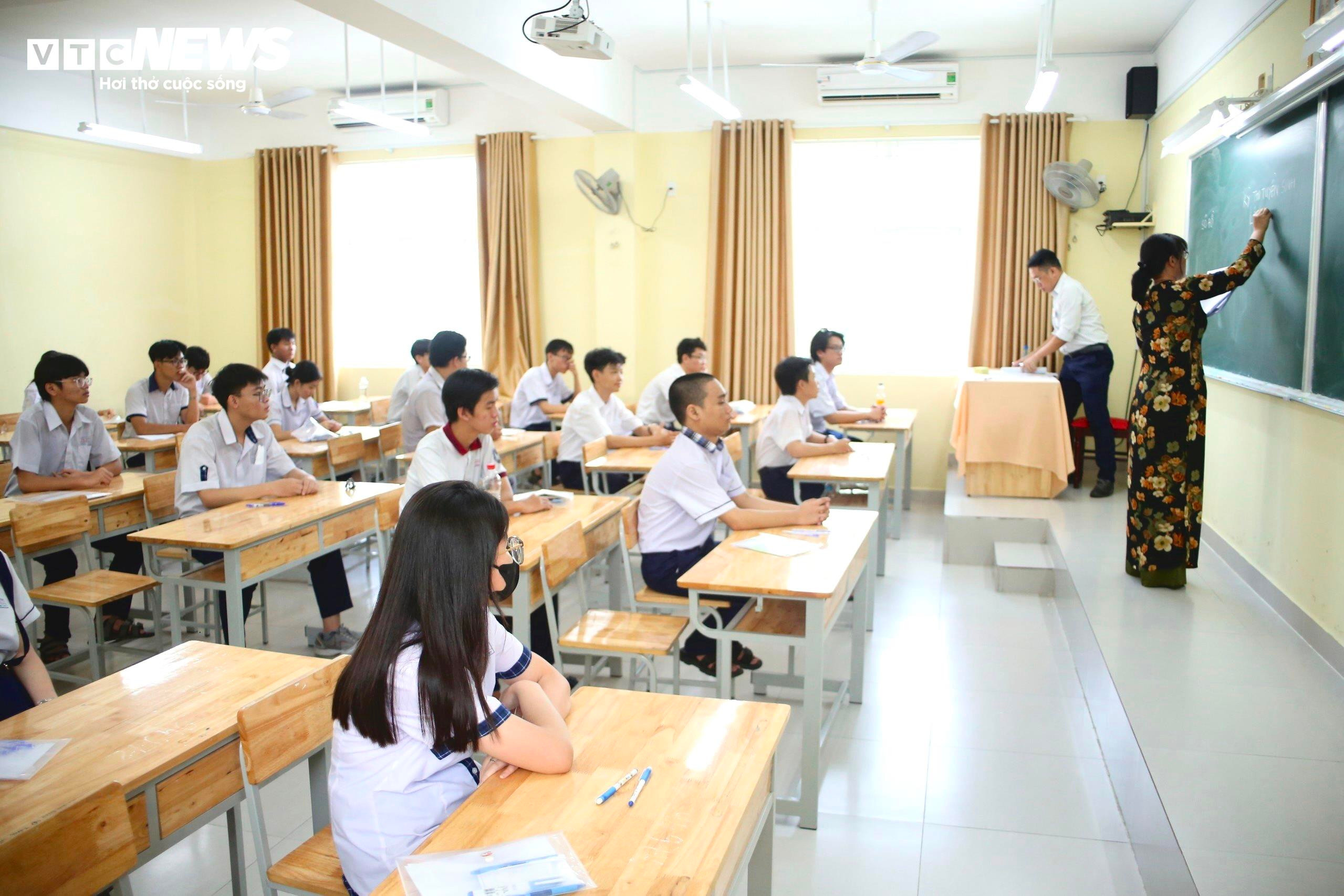 Gần 100.000 thí sinh TP.HCM thi môn đầu tiên vào lớp 10 - 17