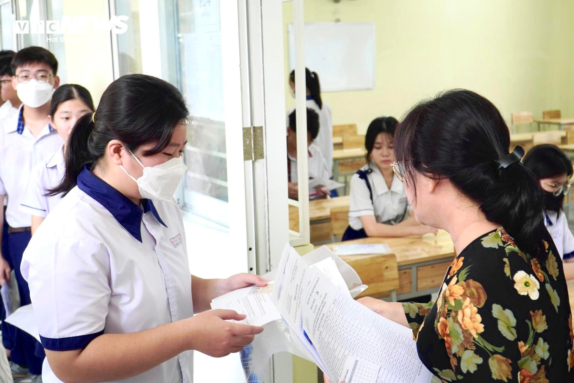 Gần 100.000 thí sinh TP.HCM thi môn đầu tiên vào lớp 10 - 12