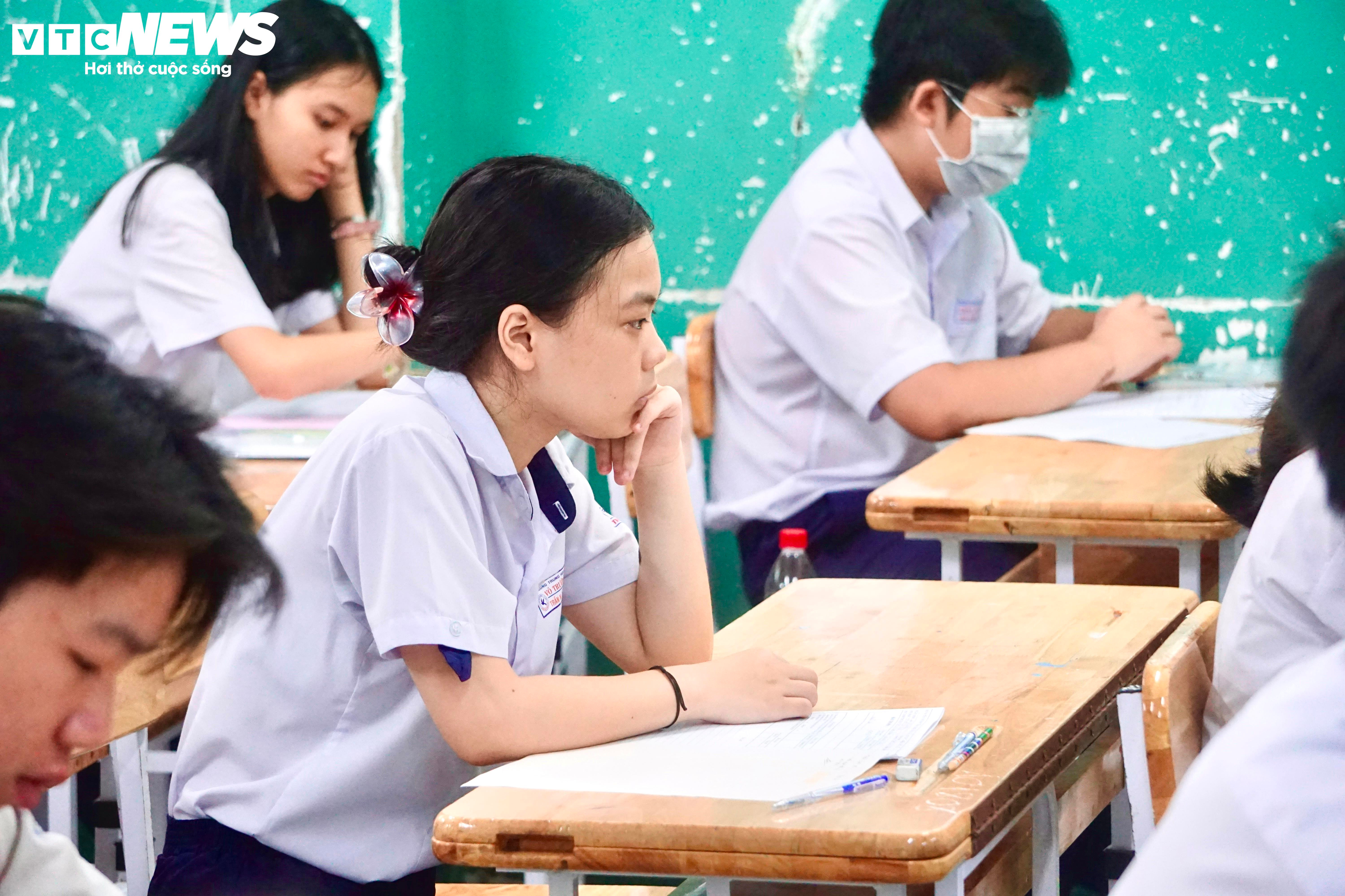 Gần 100.000 thí sinh TP.HCM thi môn đầu tiên vào lớp 10 - 13