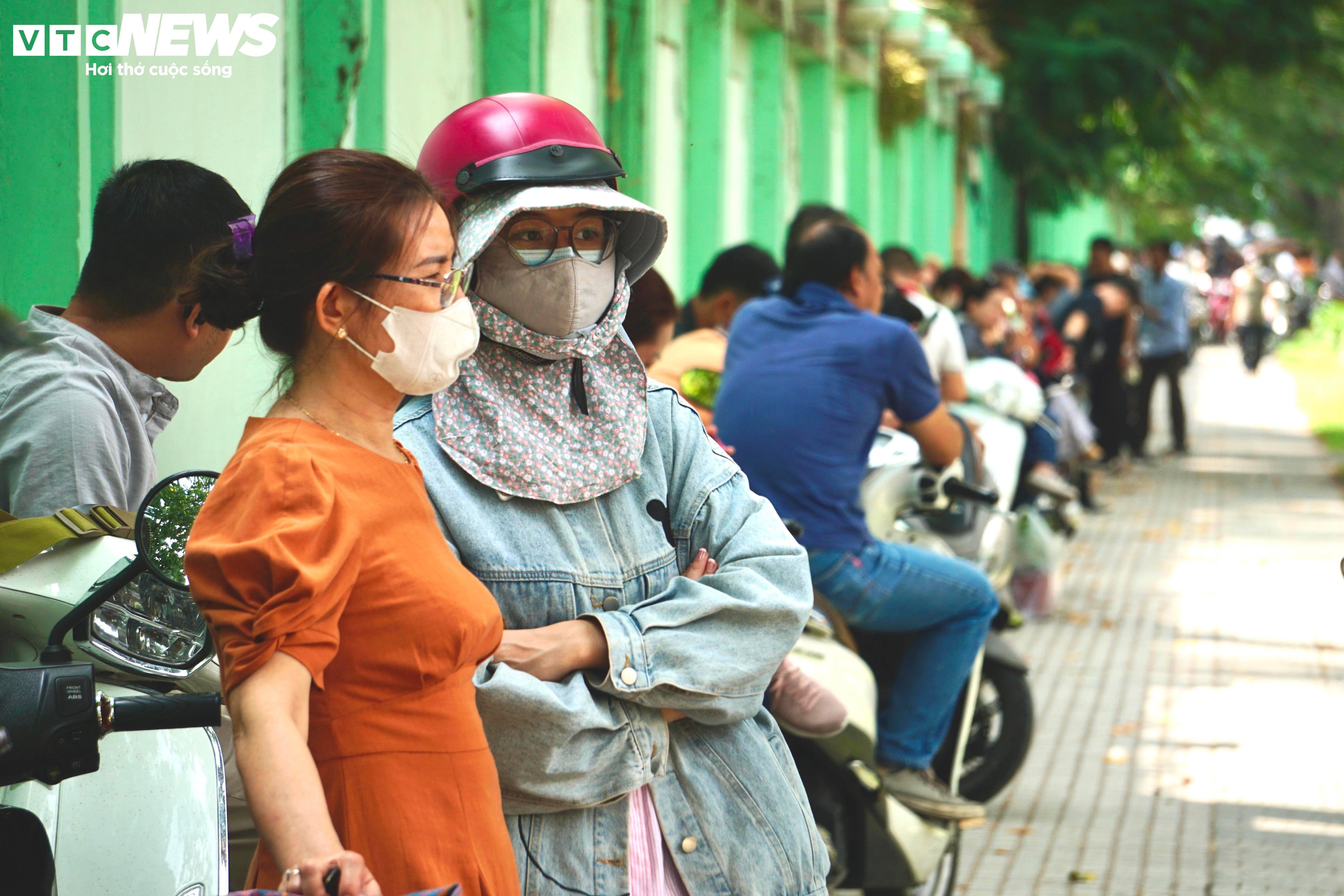 Gần 100.000 thí sinh TP.HCM thi môn đầu tiên vào lớp 10 - 15