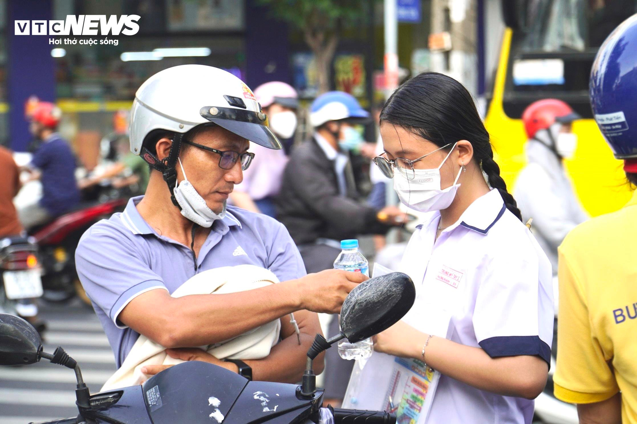 Gần 100.000 thí sinh TP.HCM thi môn đầu tiên vào lớp 10 - 4