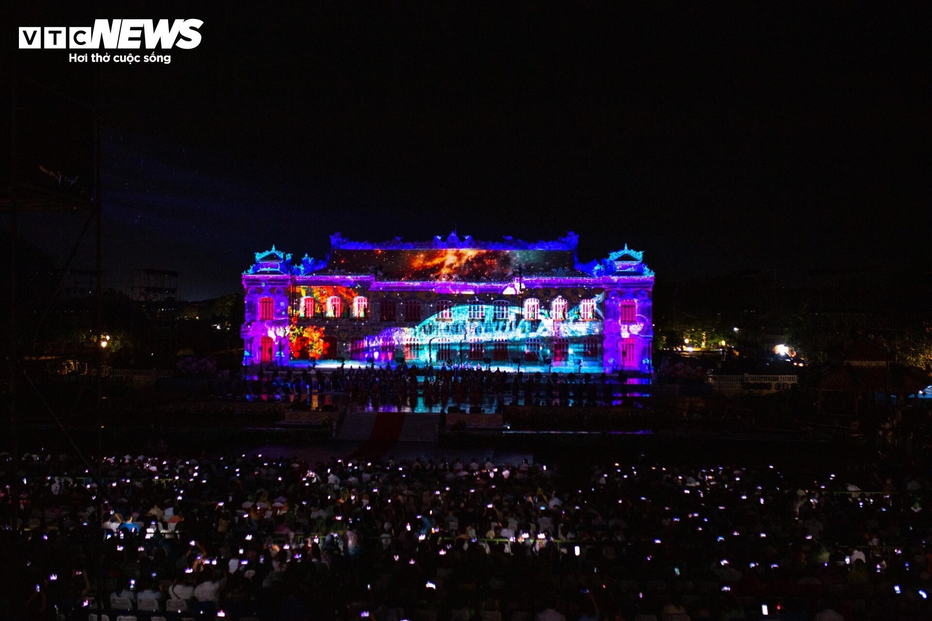 Cung điện 5,5 triệu USD rực sáng trong đêm khai mạc Festival Huế 2024  - 6