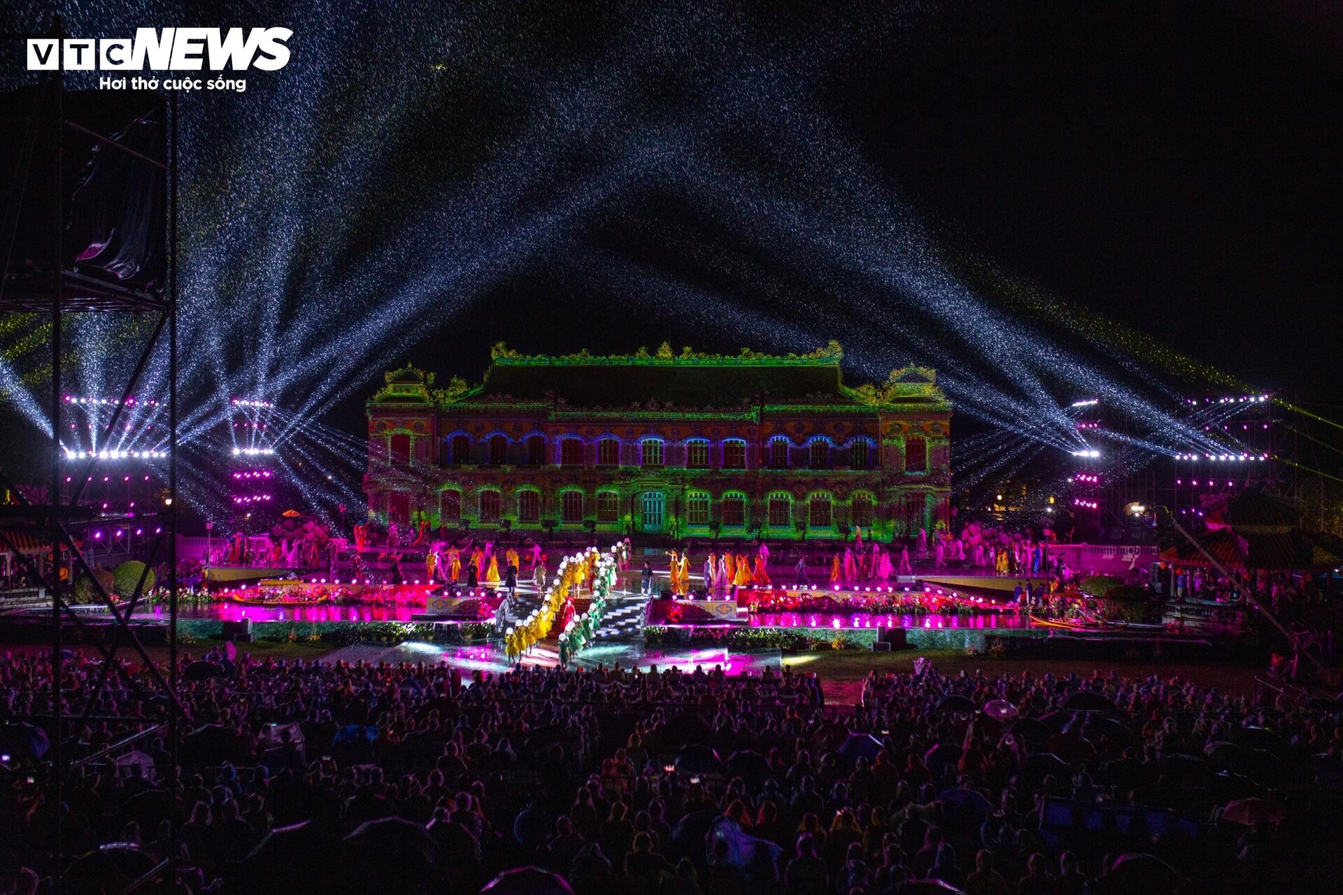 Cung điện 5,5 triệu USD rực sáng trong đêm khai mạc Festival Huế 2024  - 1