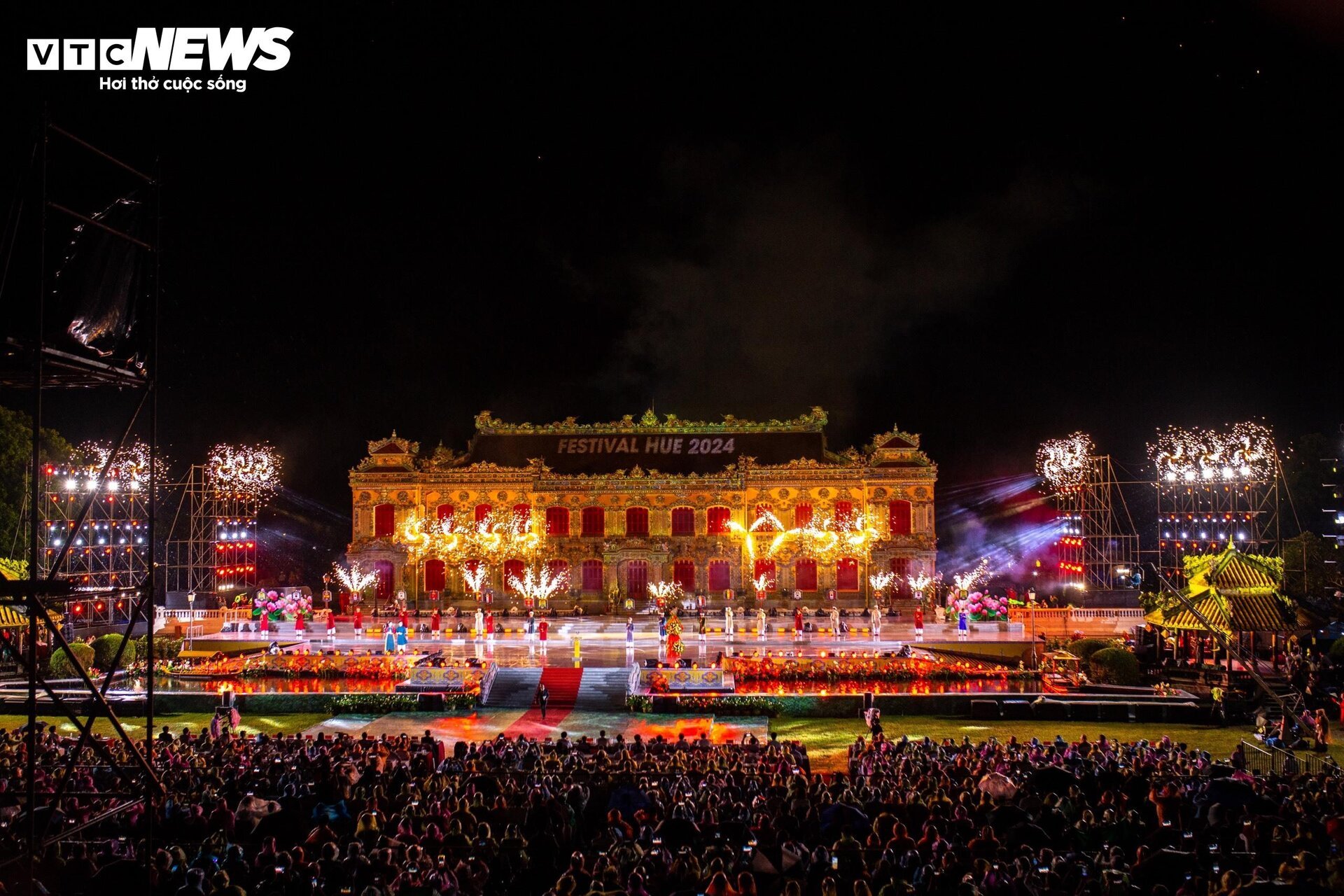 Cung điện 5,5 triệu USD rực sáng trong đêm khai mạc Festival Huế 2024  - 2