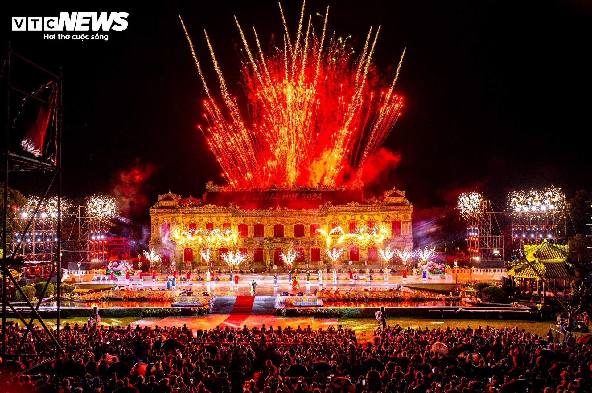 Cung điện 5,5 triệu USD rực sáng trong đêm khai mạc Festival Huế 2024  - 8