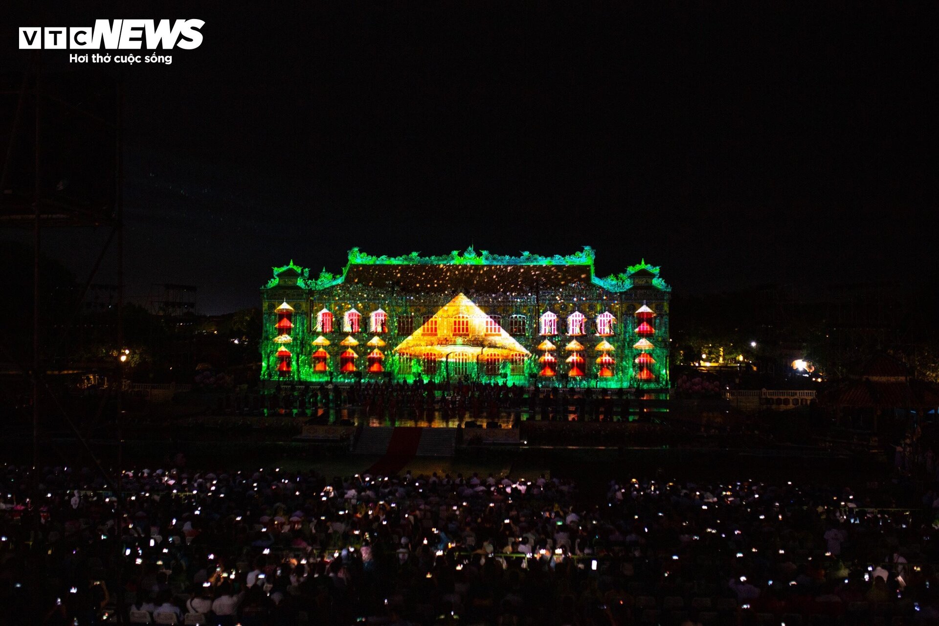 Cung điện 5,5 triệu USD rực sáng trong đêm khai mạc Festival Huế 2024  - 5