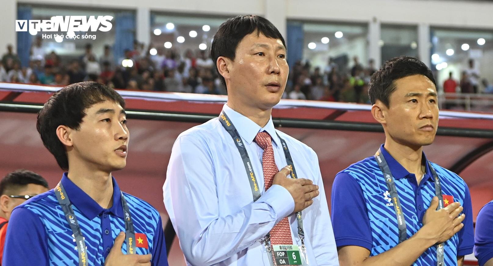 HLV Kim Sang-sik hát Quốc ca Việt Nam, đứng cả trận chỉ đạo cầu thủ - 1