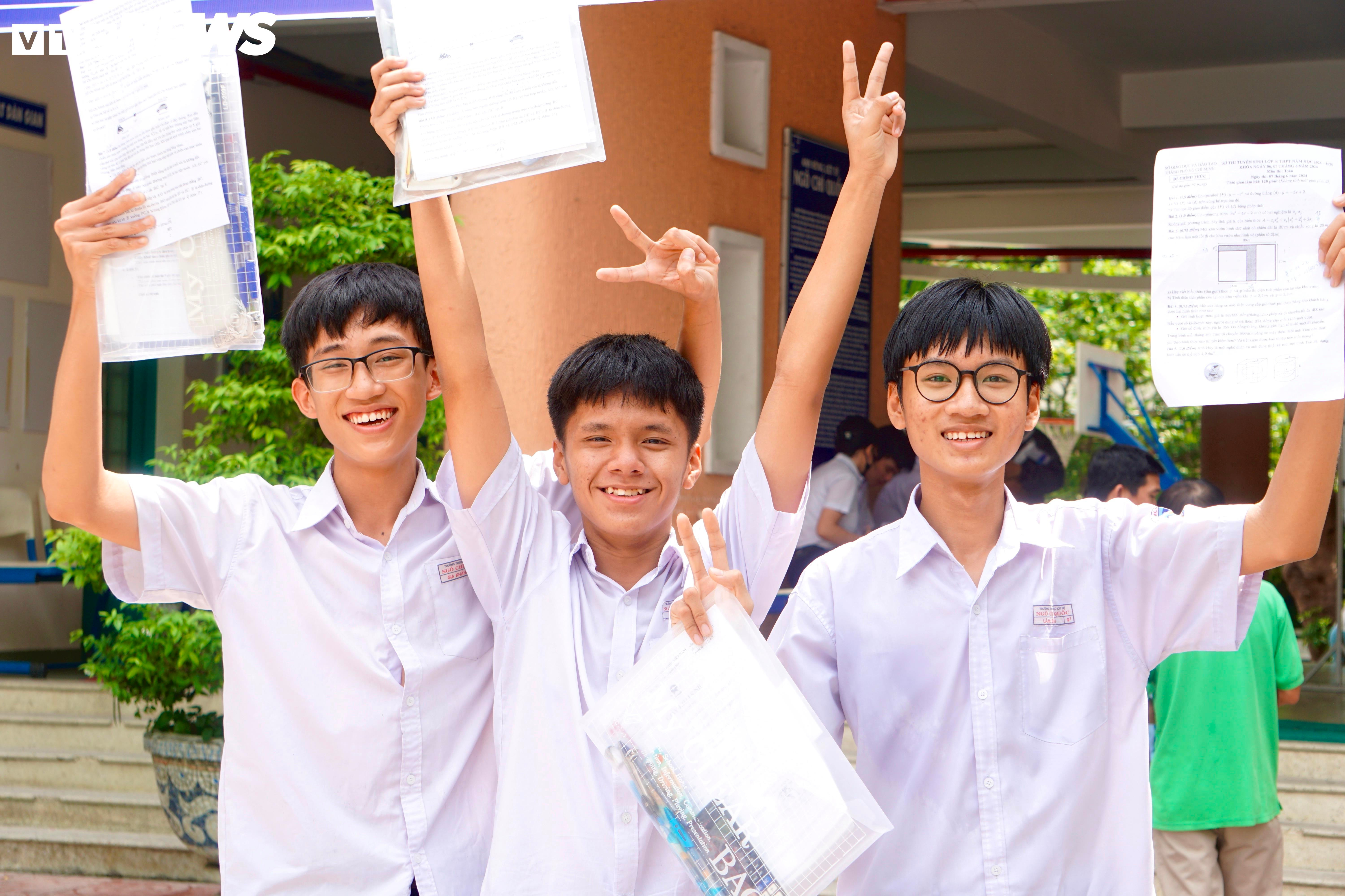 Đề Toán vào lớp 10 TP.HCM khó, thí sinh ôm nhau khóc nức nở - 6