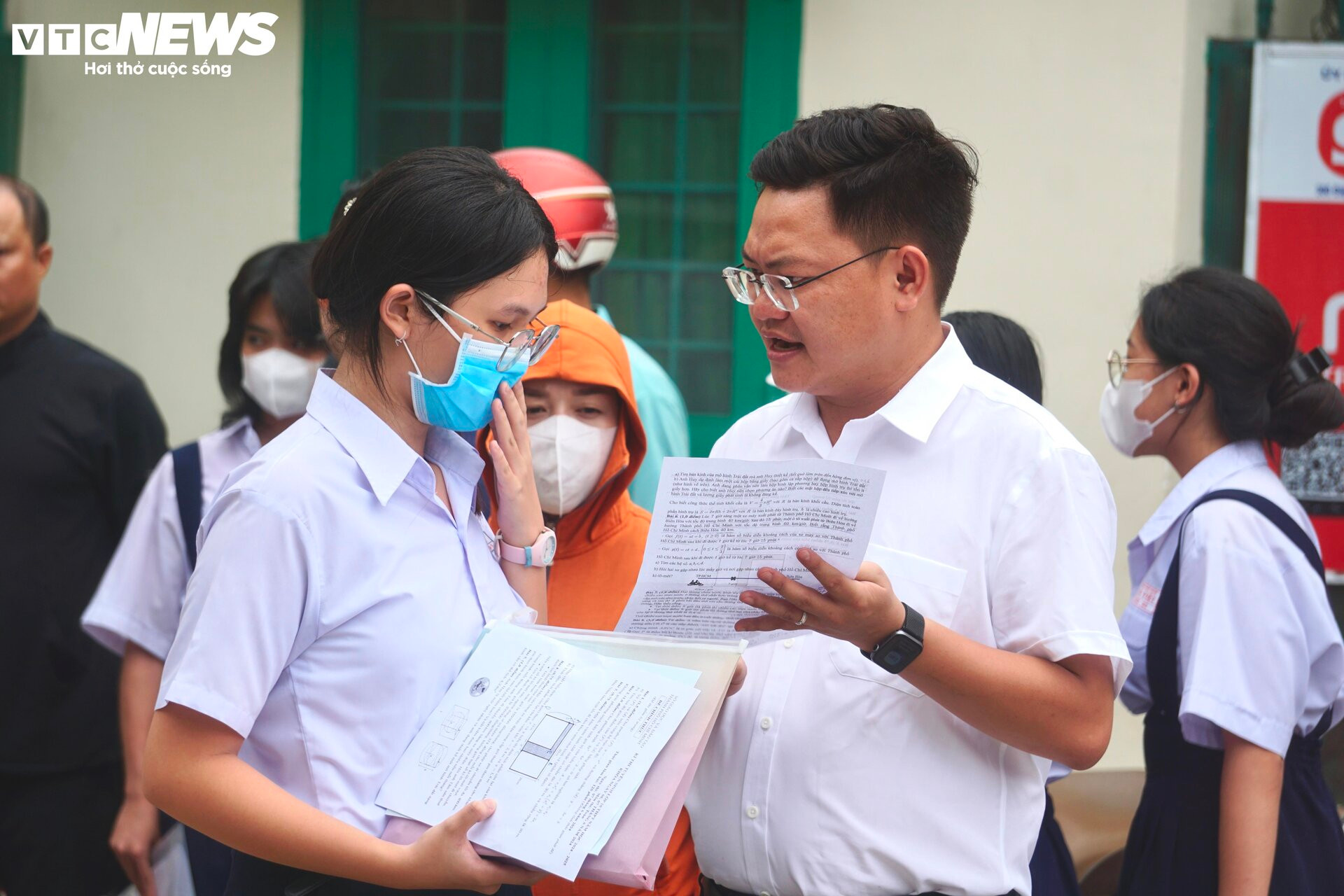 Đề Toán vào lớp 10 TP.HCM khó, thí sinh ôm nhau khóc nức nở - 3