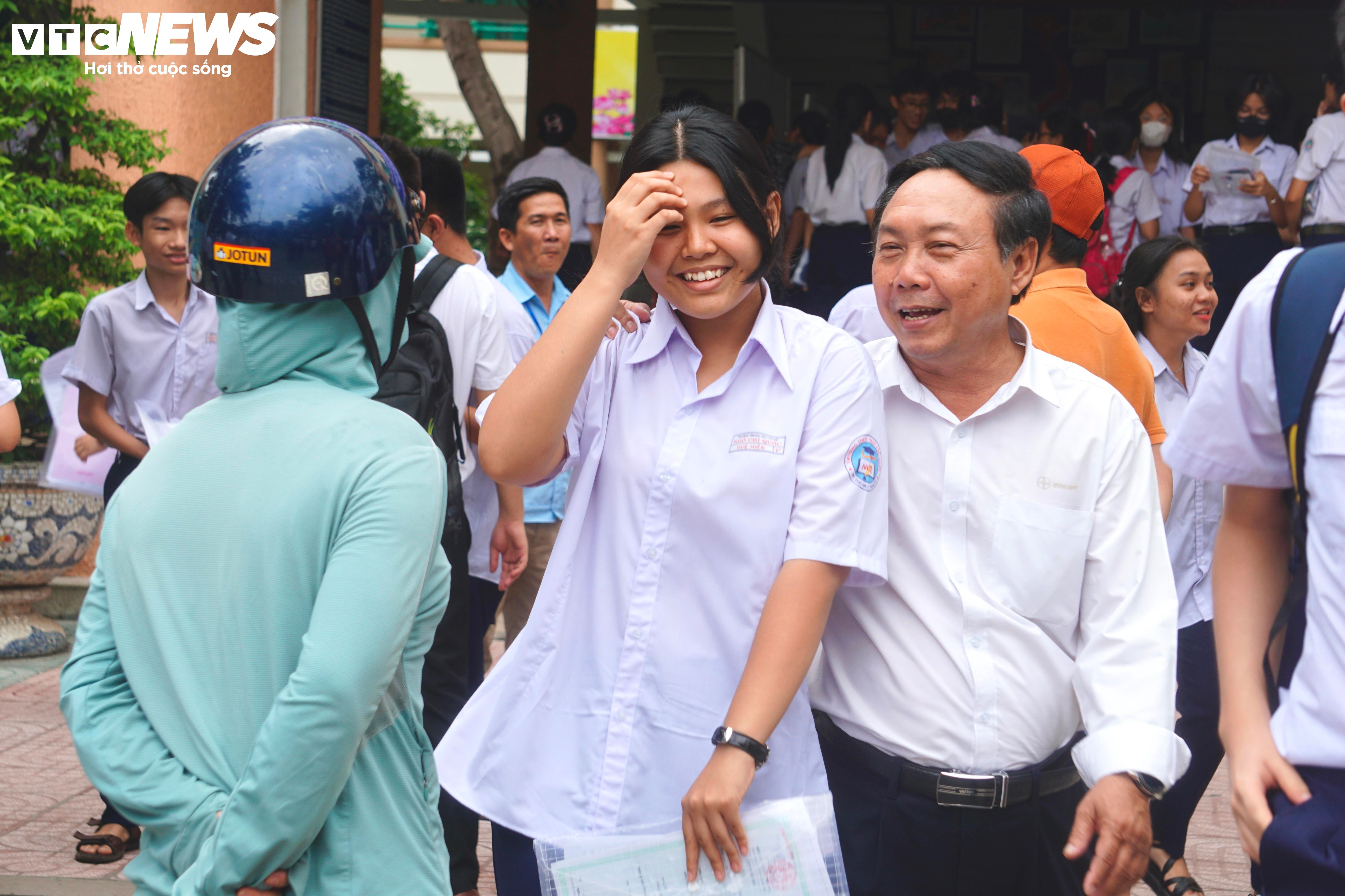 Đề Toán vào lớp 10 TP.HCM khó, thí sinh ôm nhau khóc nức nở - 7